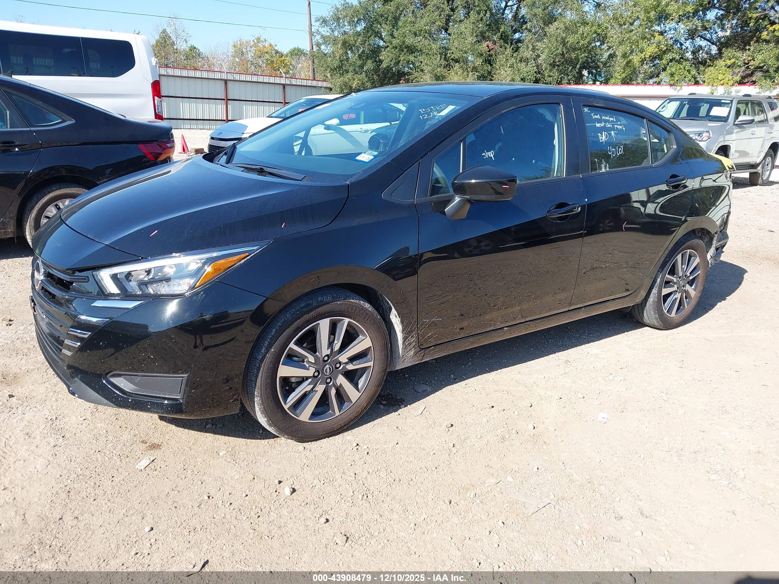 NISSAN VERSA image 2