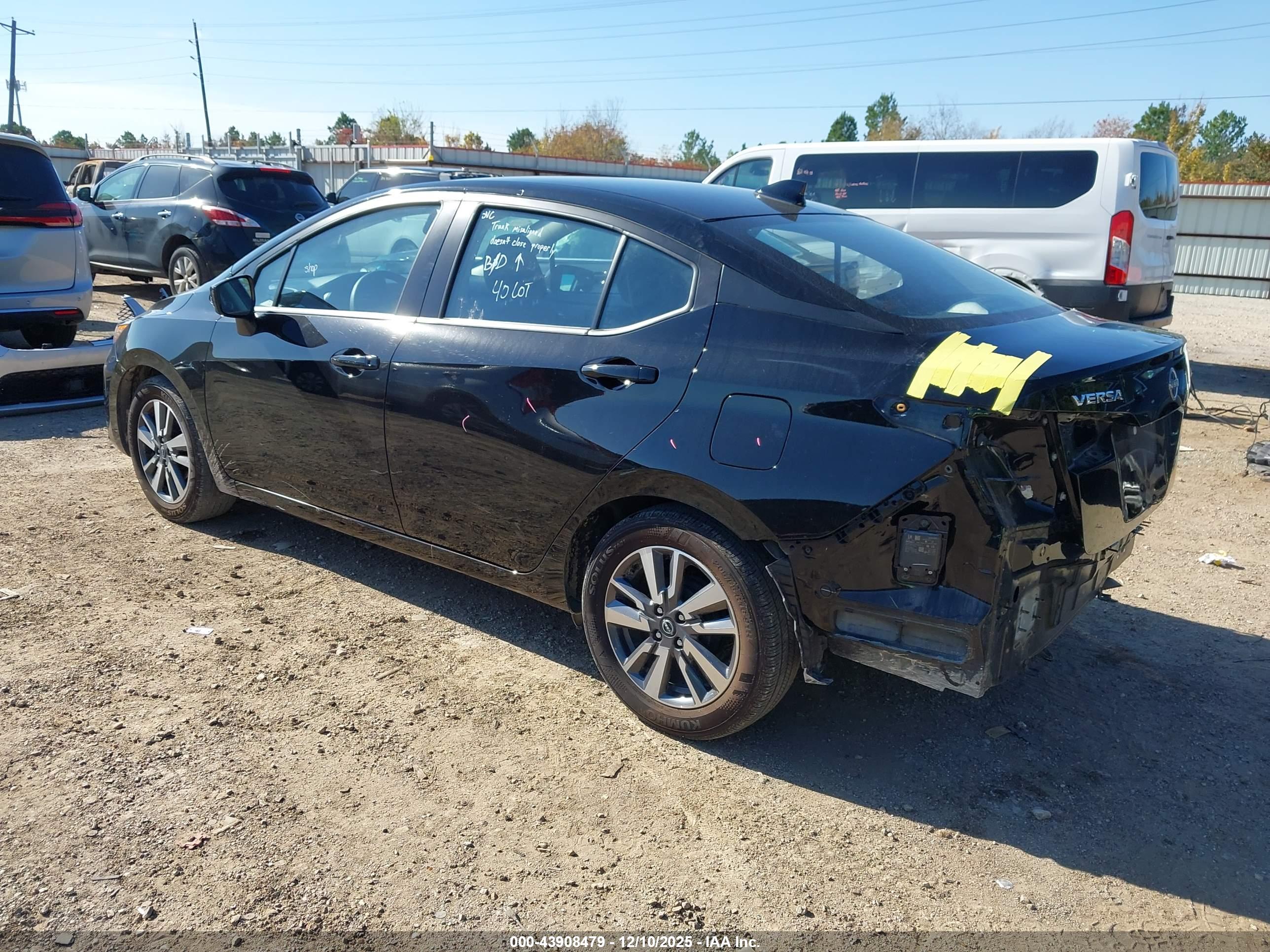 NISSAN VERSA image 3