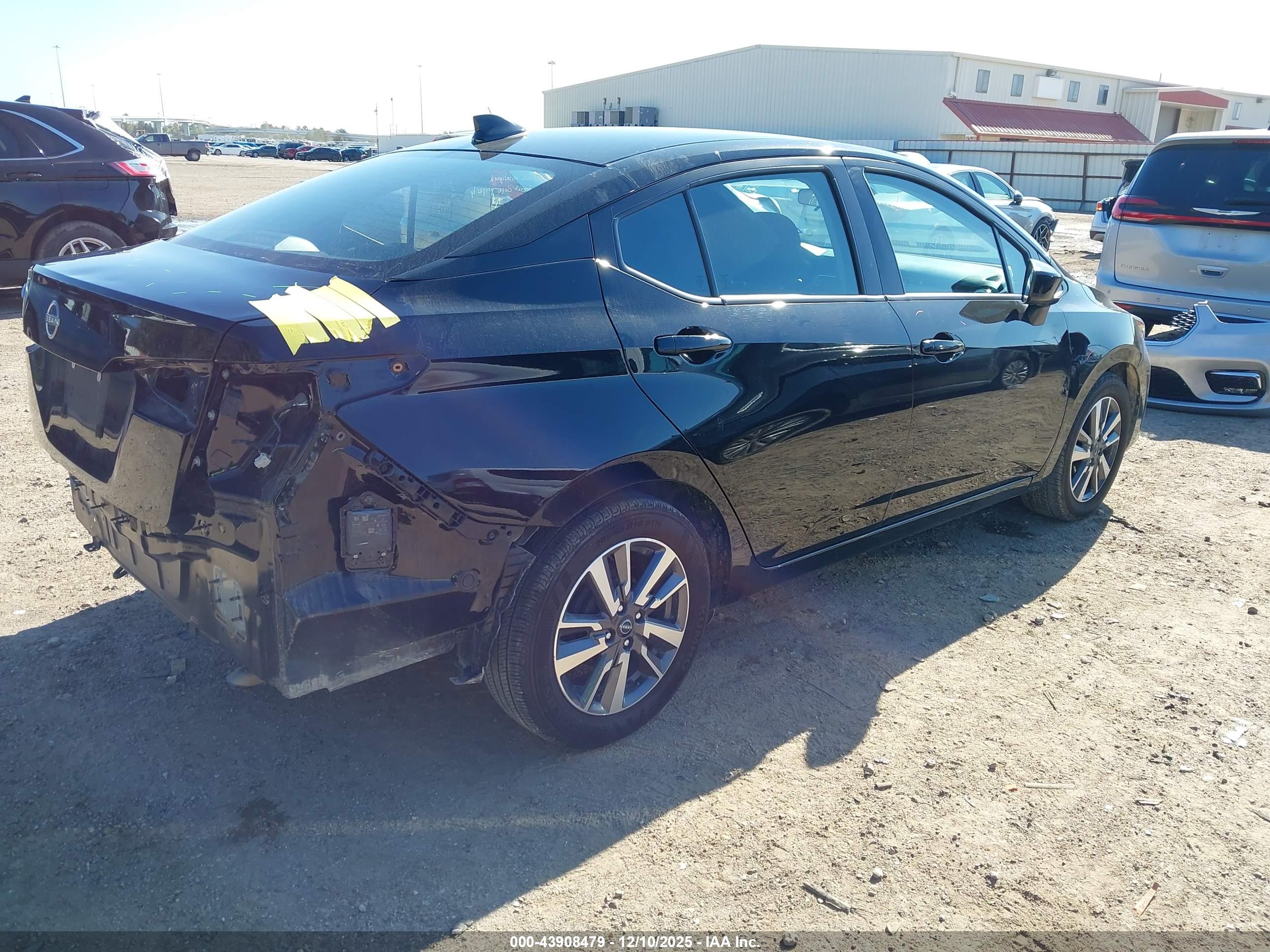NISSAN VERSA image 4