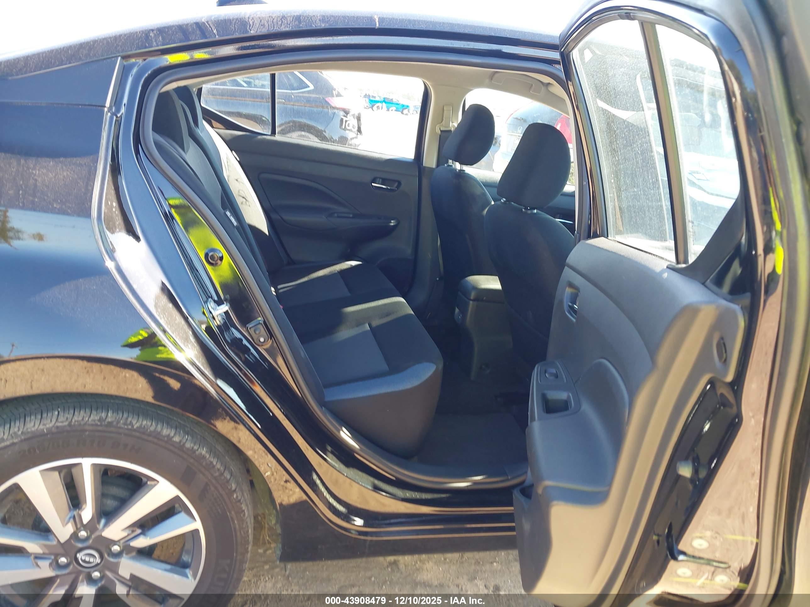 NISSAN VERSA image 8