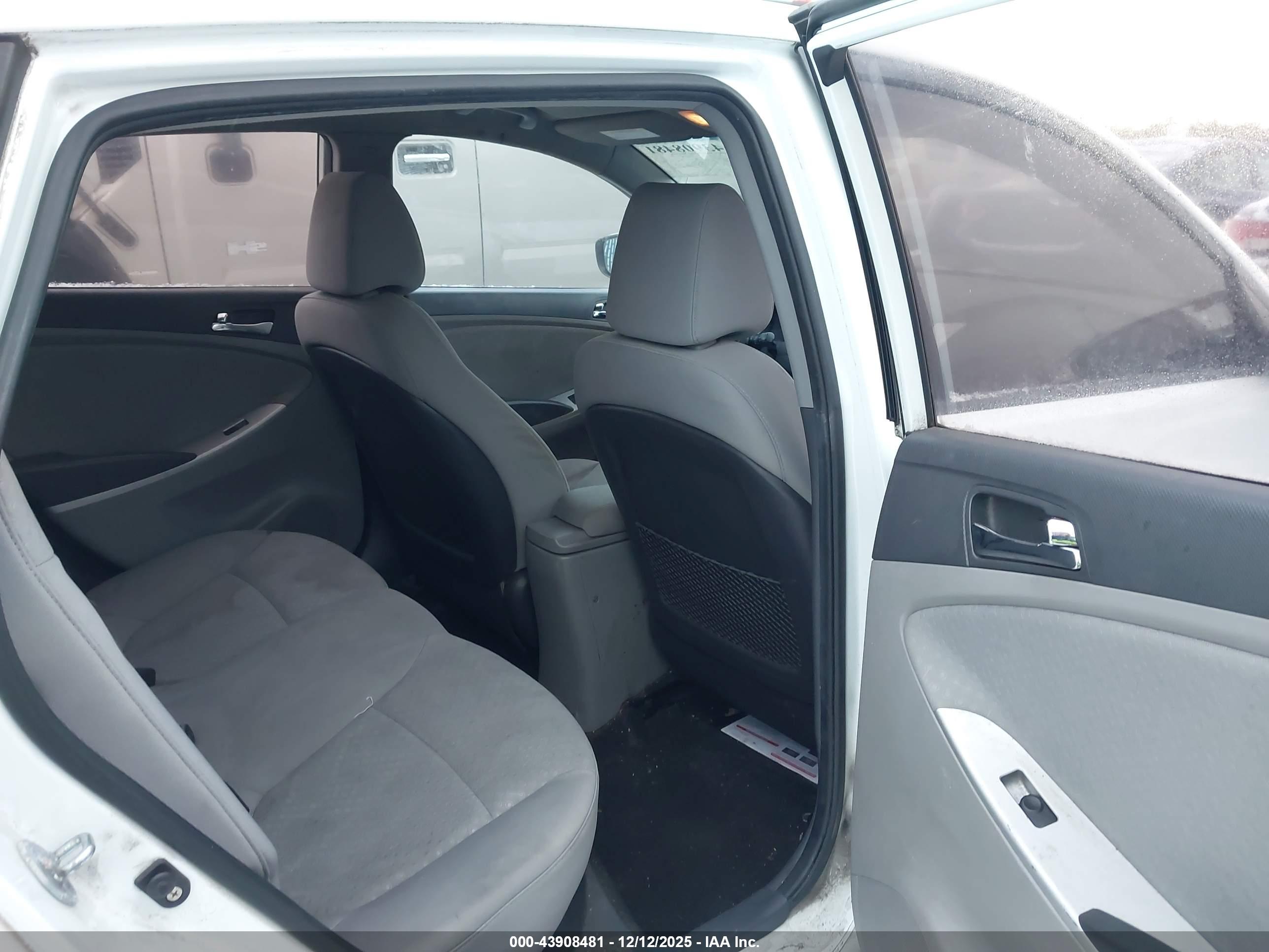 HYUNDAI ACCENT image 8