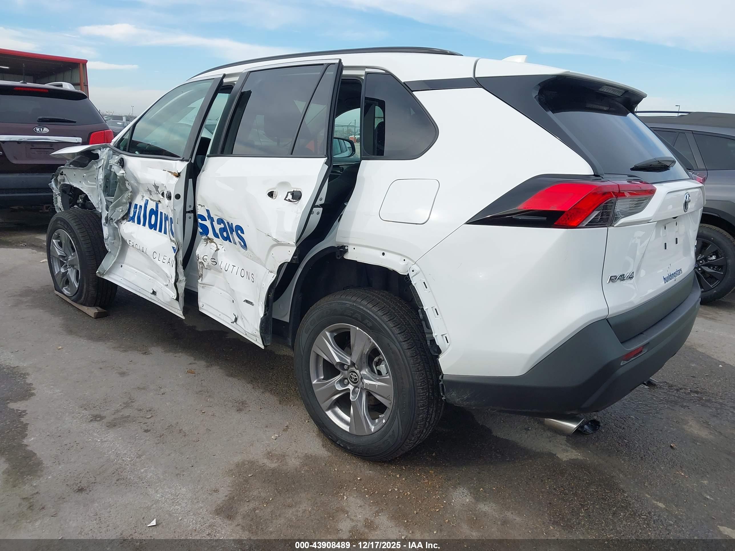 TOYOTA RAV4 image 3