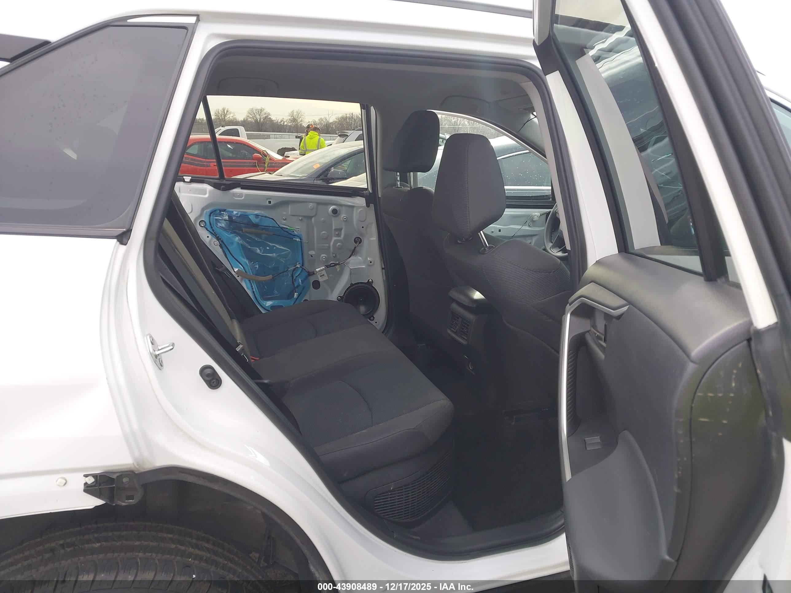 TOYOTA RAV4 image 8