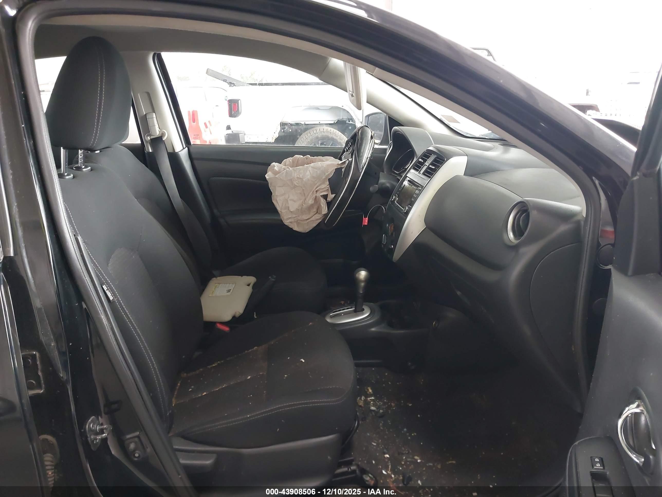 NISSAN VERSA image 5