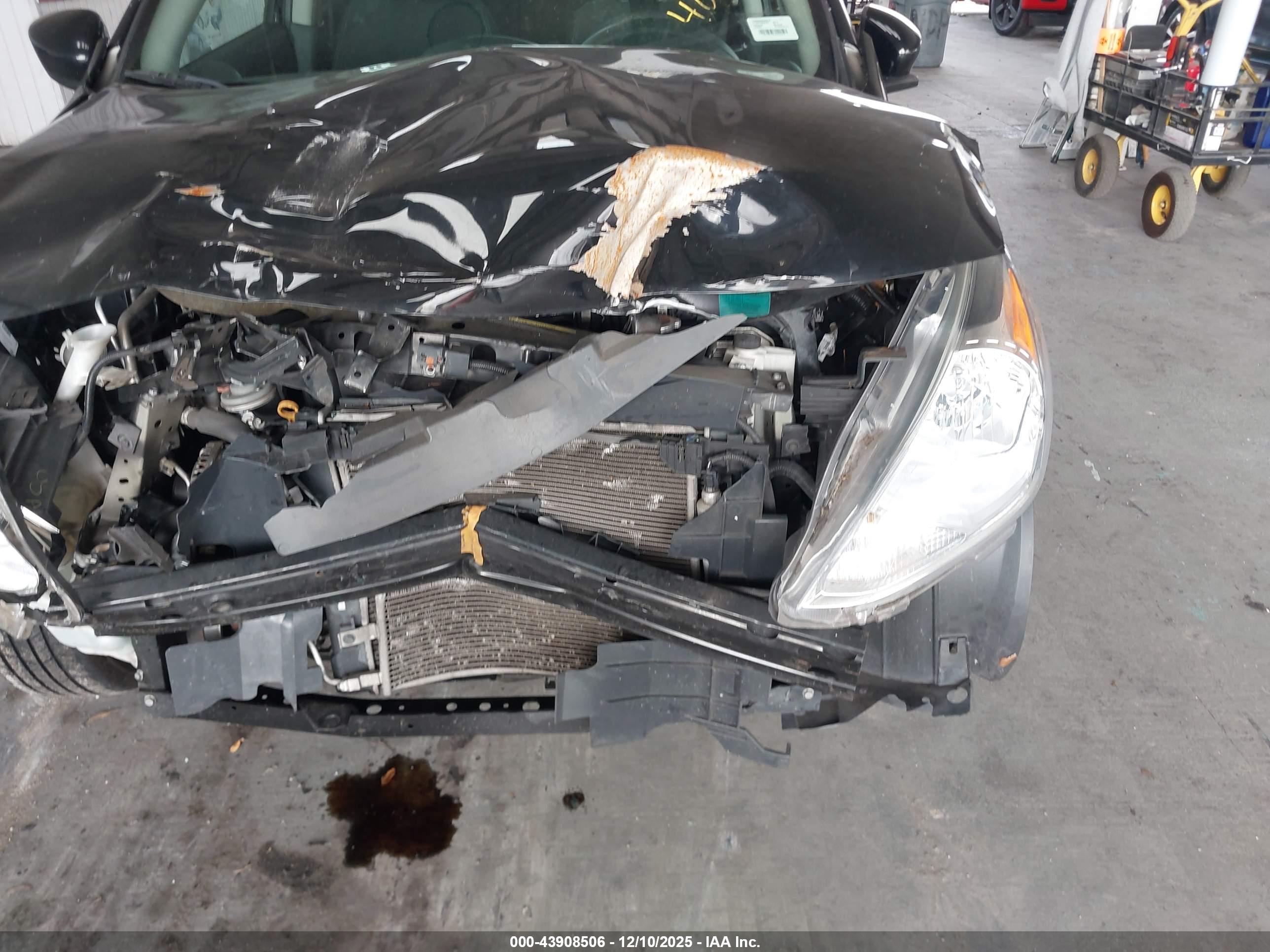 NISSAN VERSA image 6