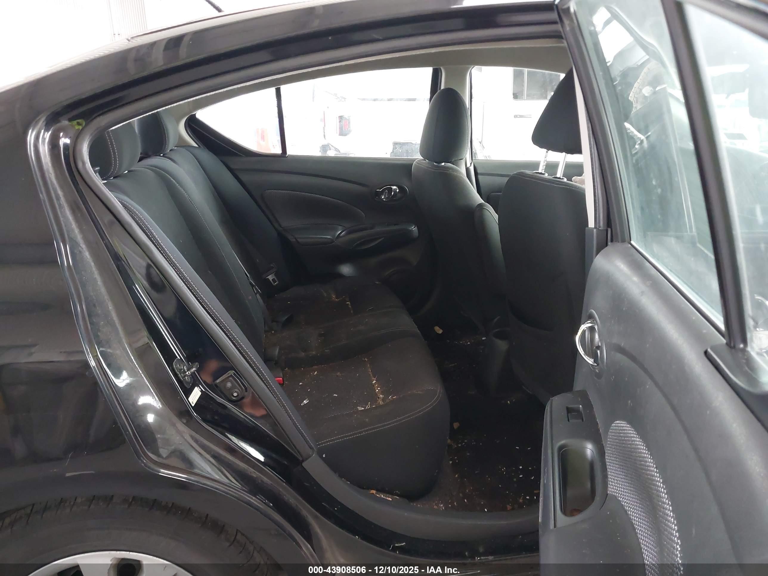 NISSAN VERSA image 8