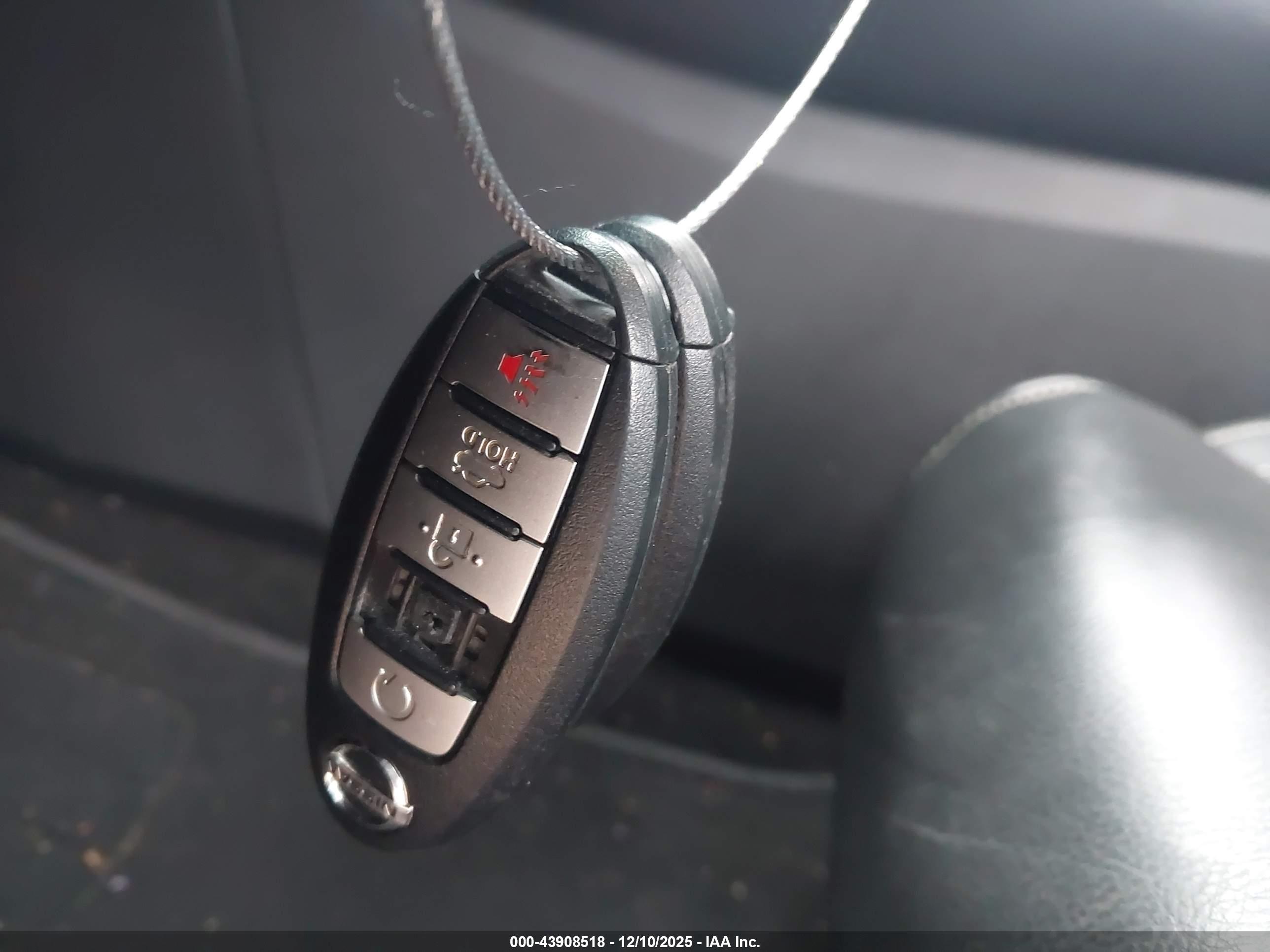 NISSAN MAXIMA image 11