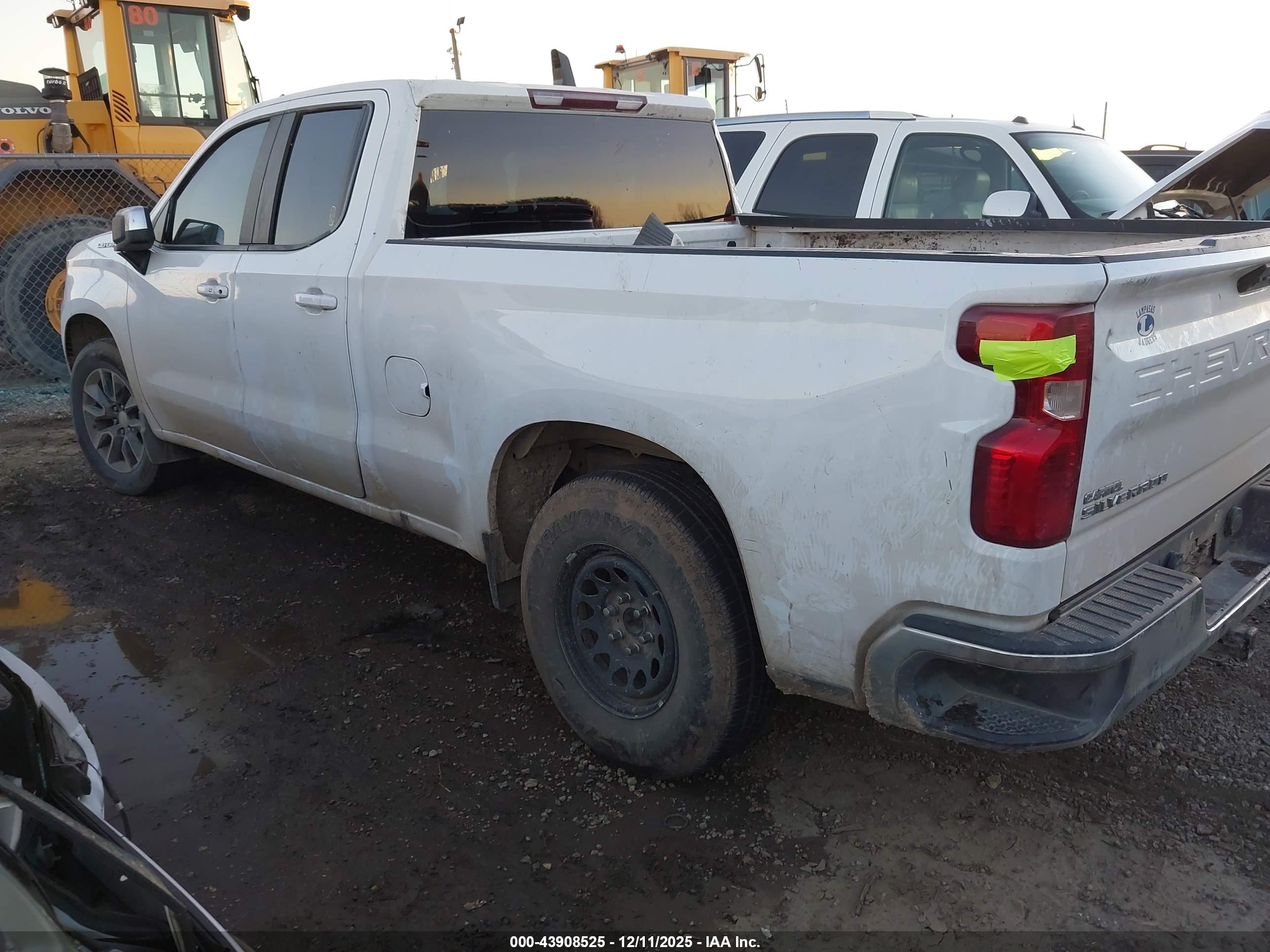CHEVROLET SILVERADO image 3