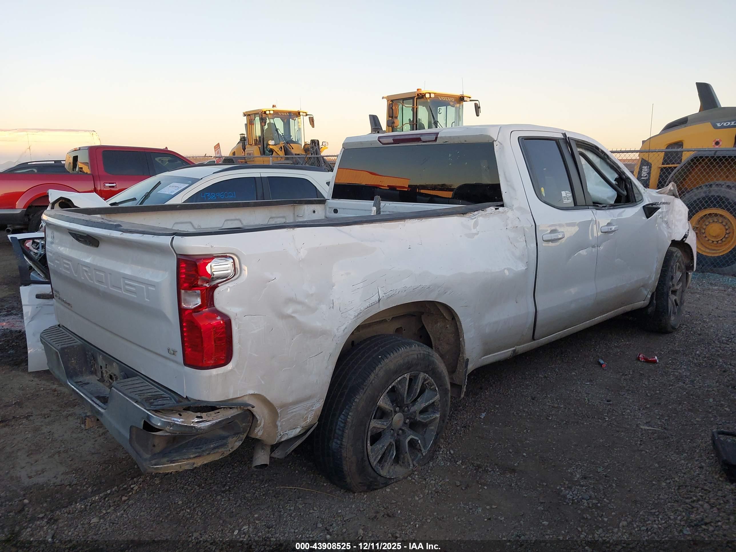 CHEVROLET SILVERADO image 4