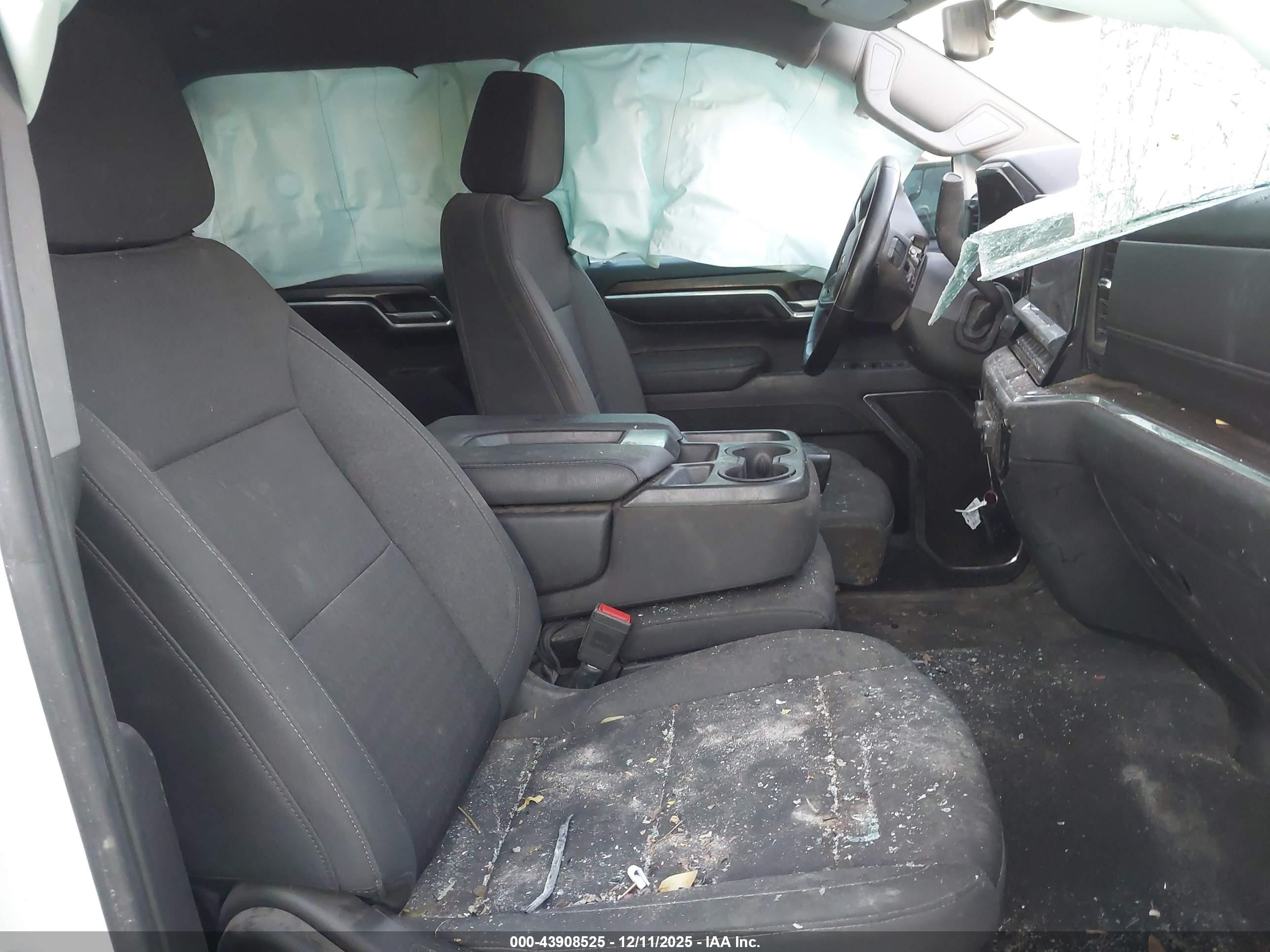 CHEVROLET SILVERADO image 5