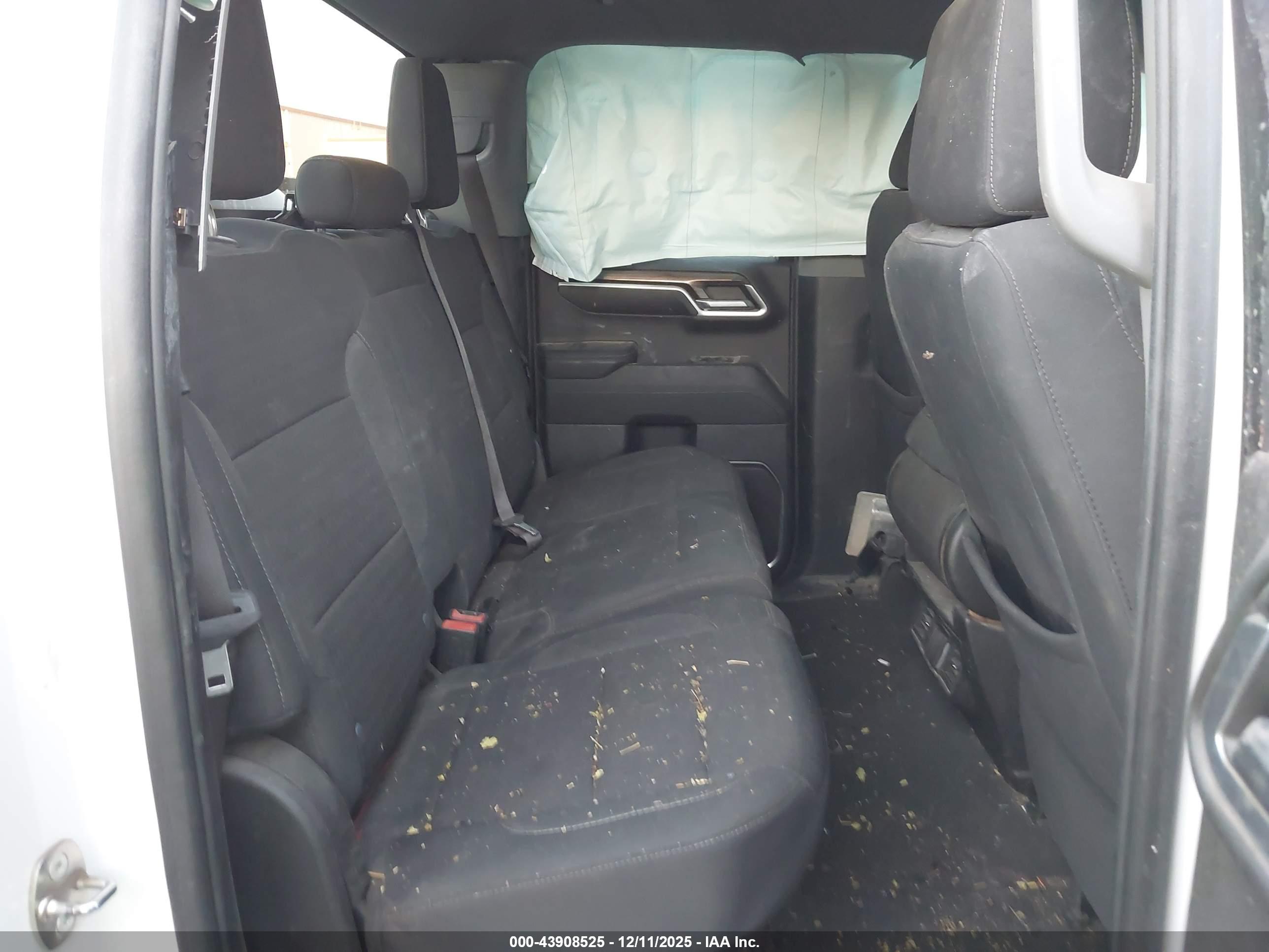CHEVROLET SILVERADO image 8