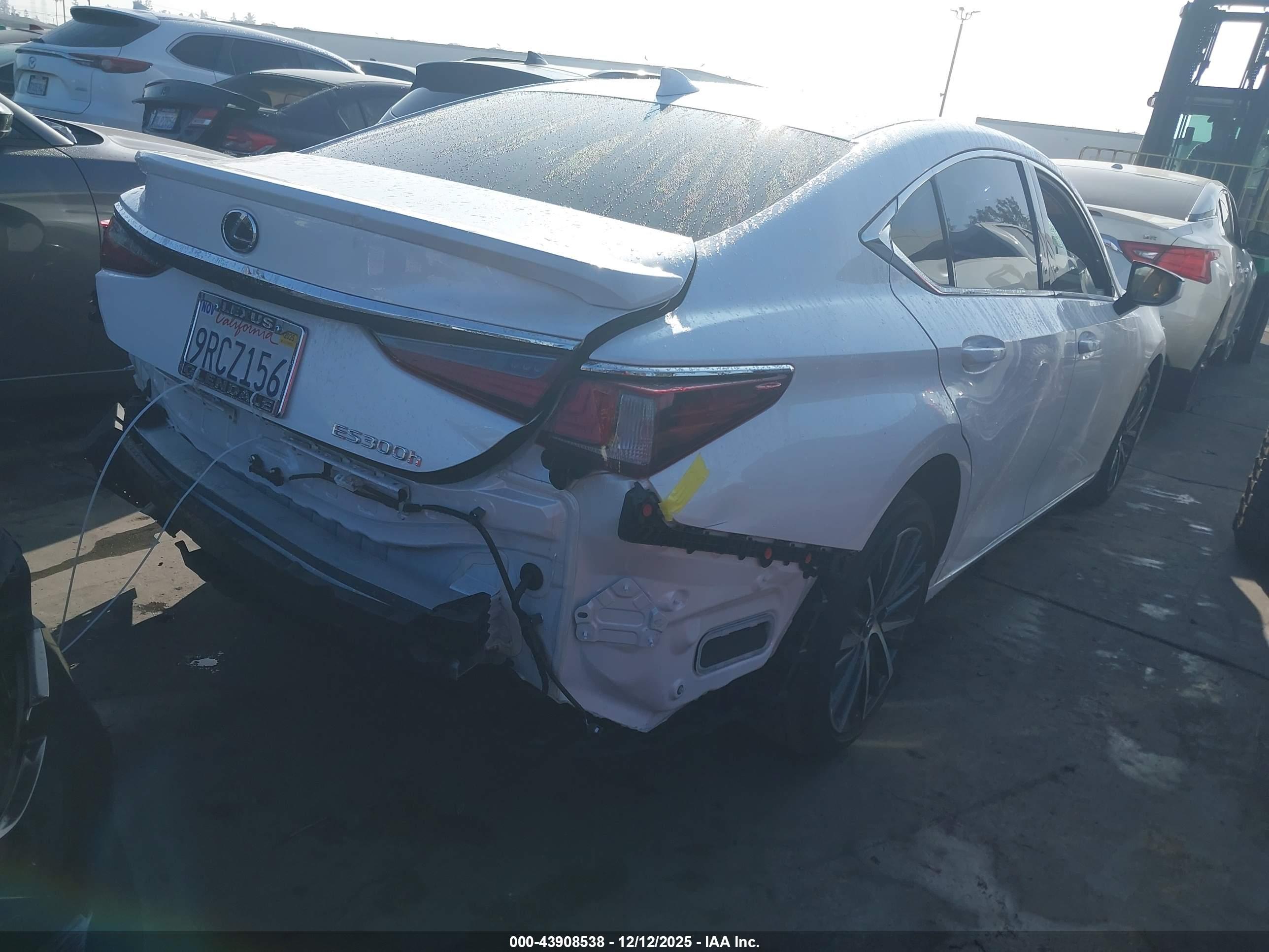 LEXUS ES image 4