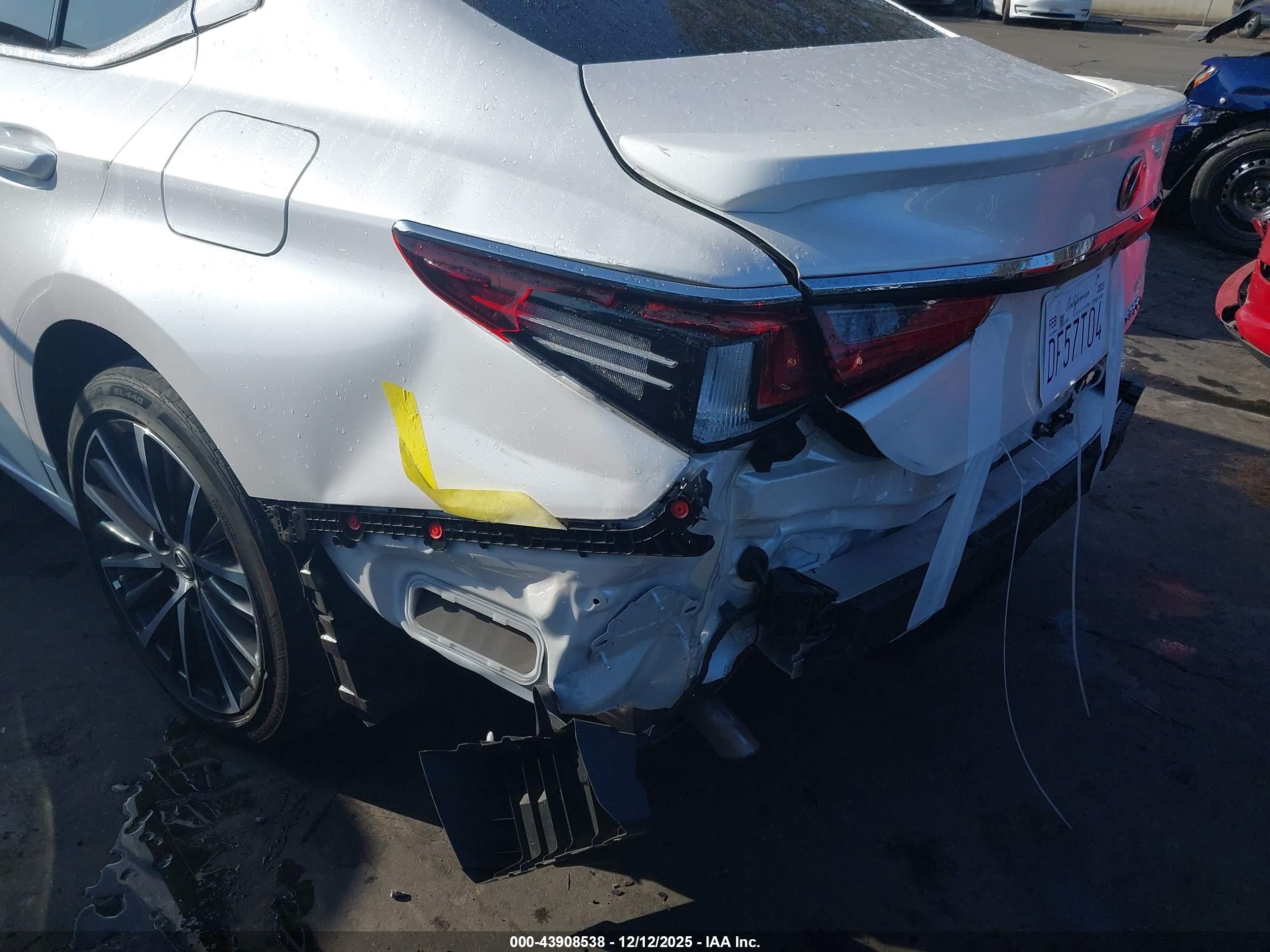 LEXUS ES image 6