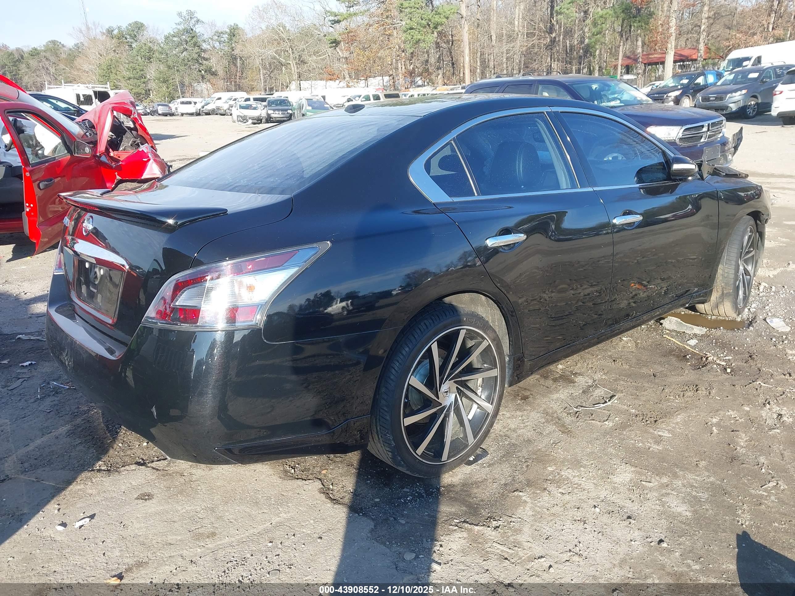 NISSAN MAXIMA image 4