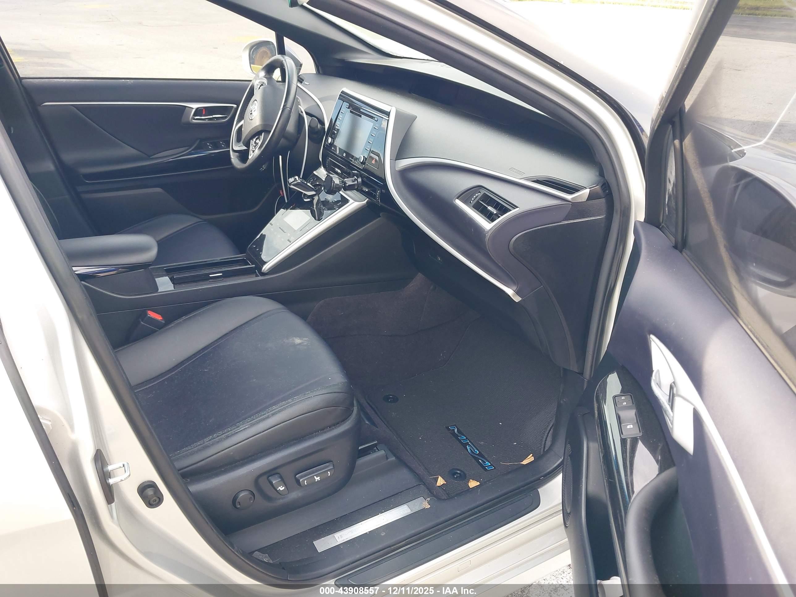 TOYOTA MIRAI image 5