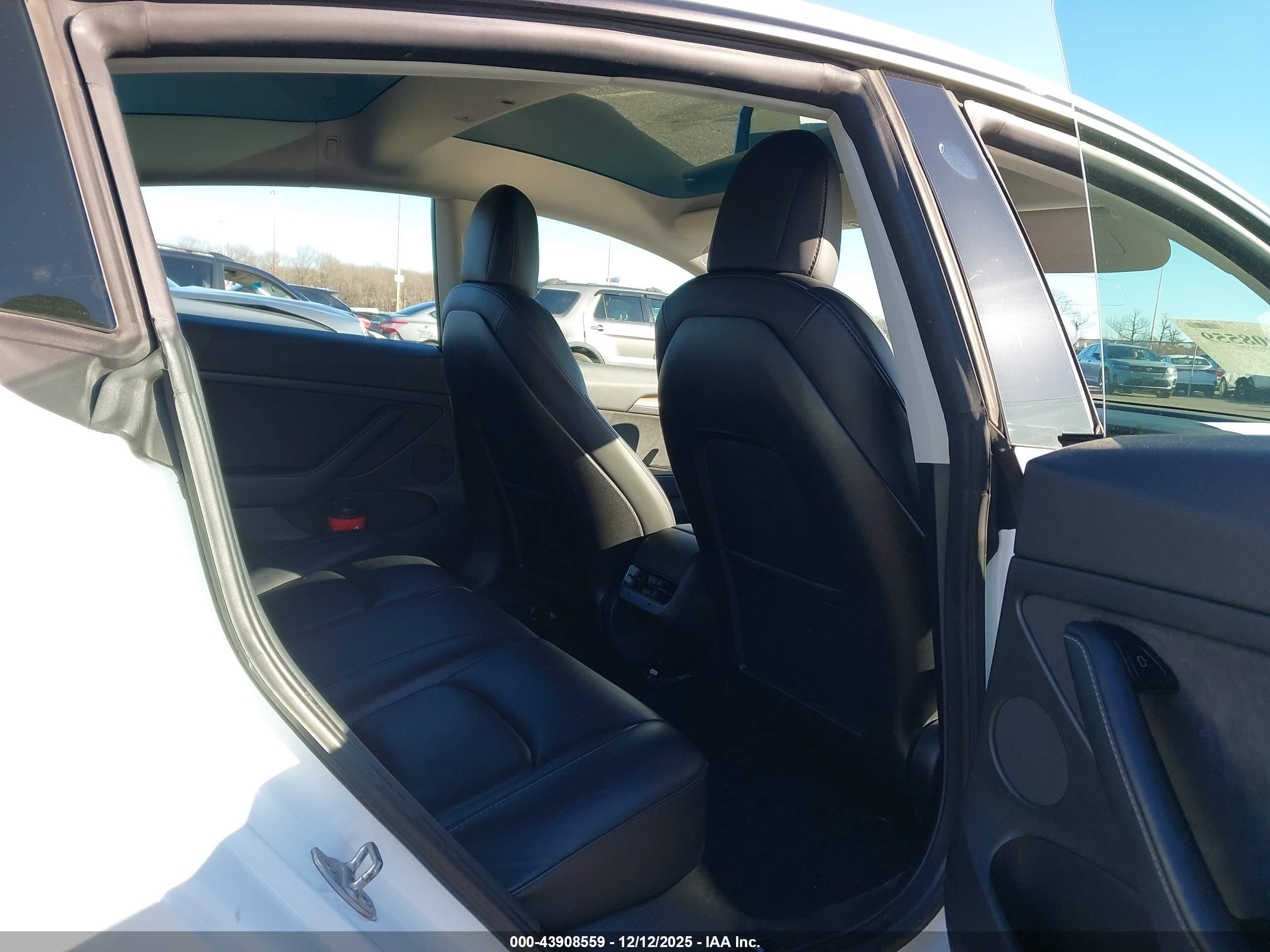 TESLA MODEL image 8