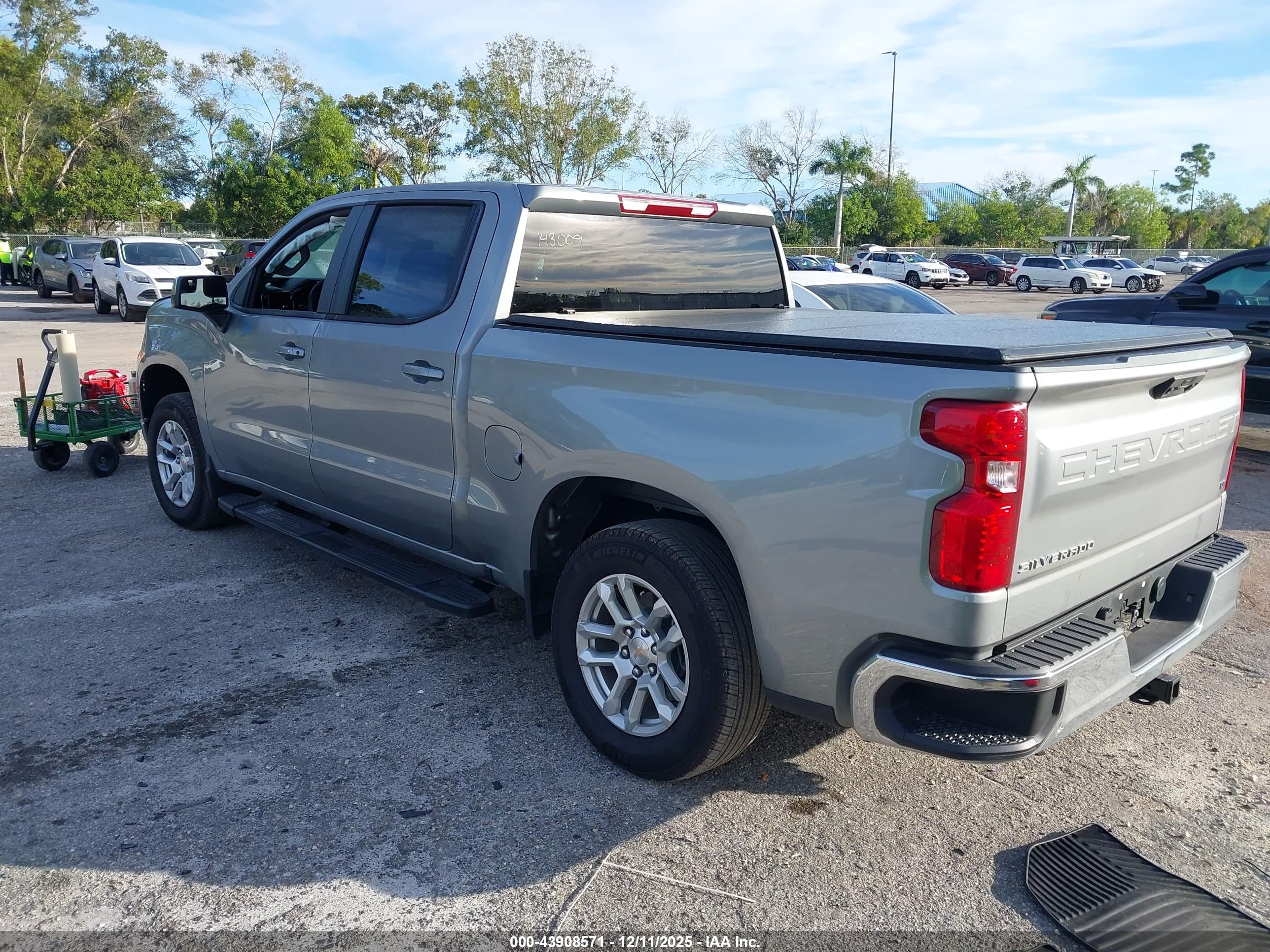 CHEVROLET SILVERADO image 3