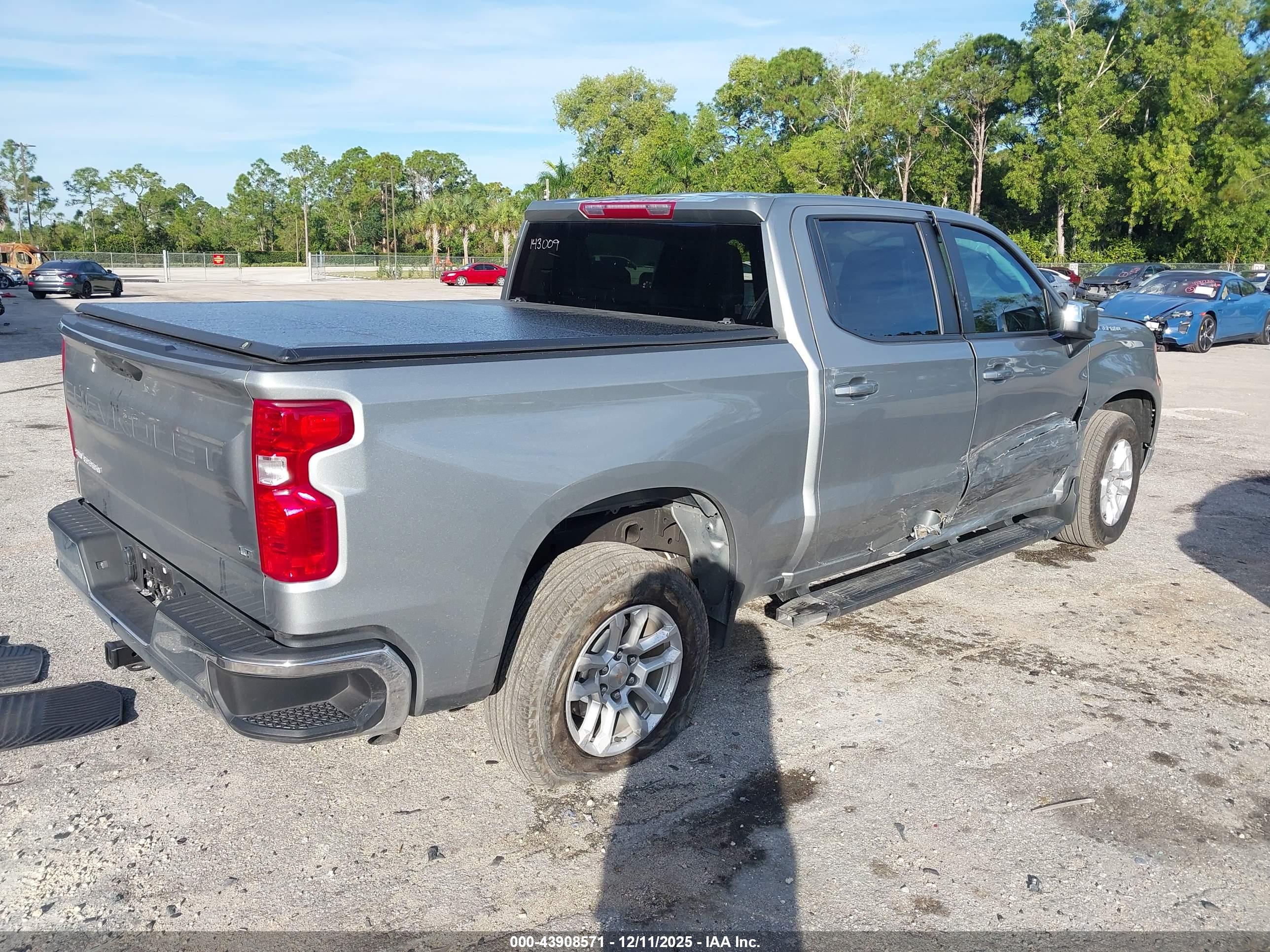 CHEVROLET SILVERADO image 4