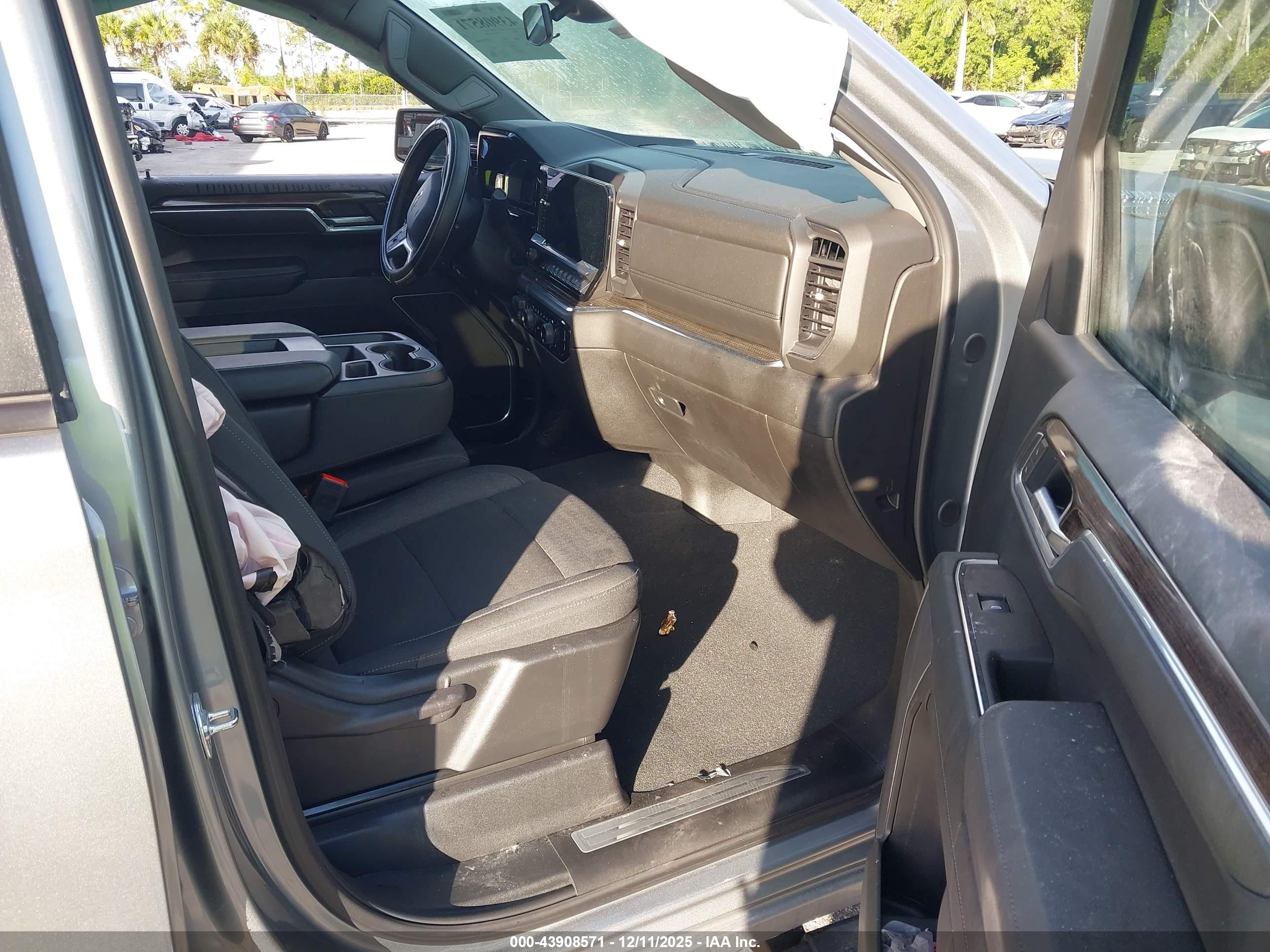 CHEVROLET SILVERADO image 5