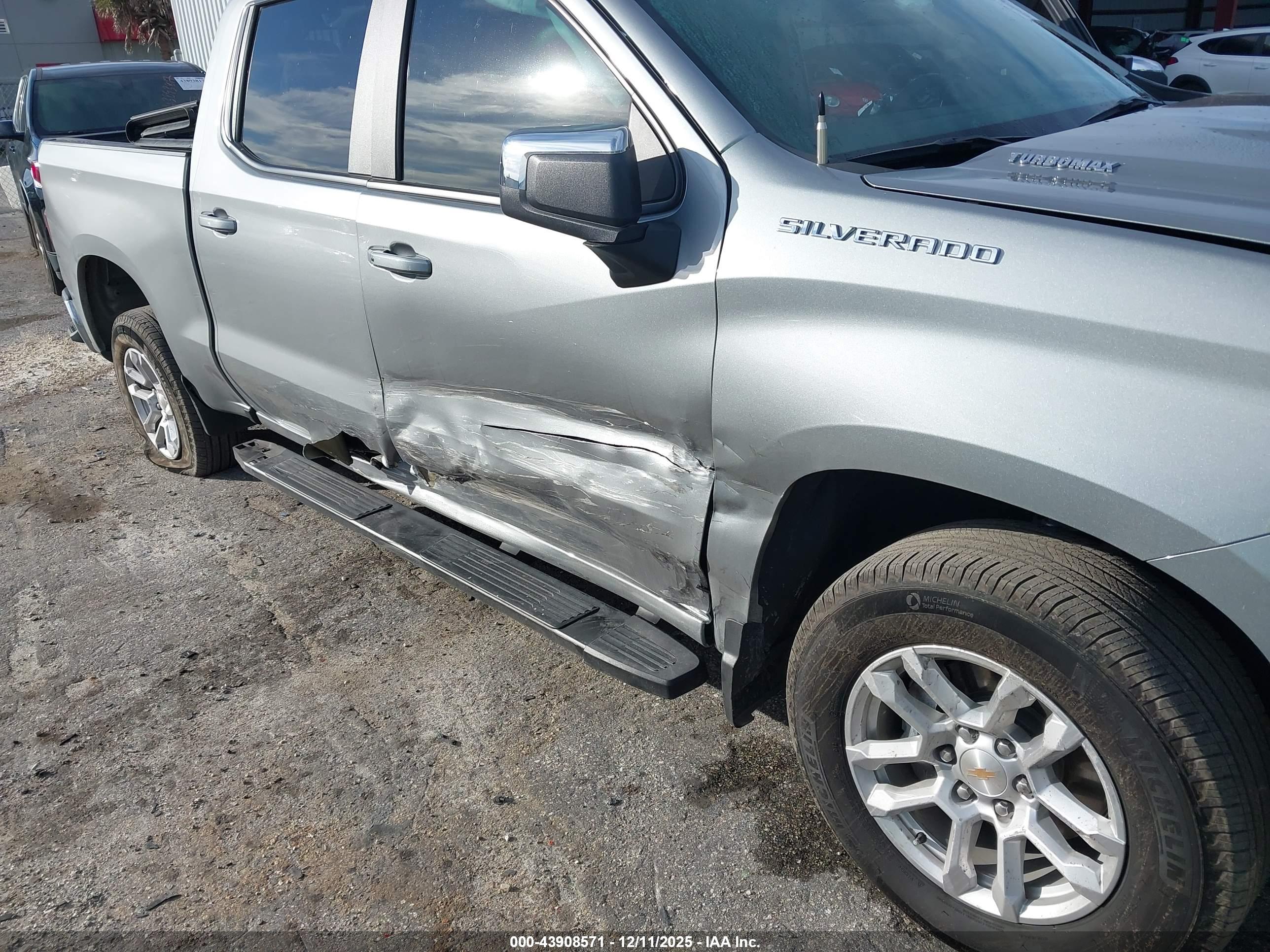 CHEVROLET SILVERADO image 6