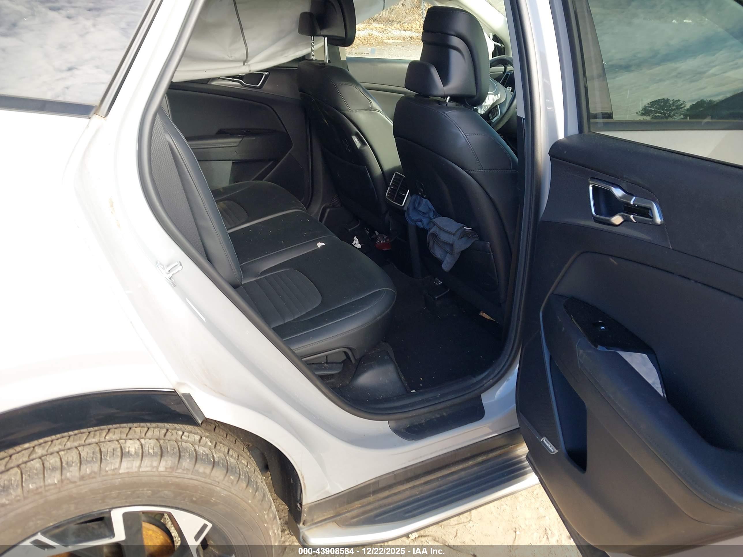 KIA SPORTAGE image 8