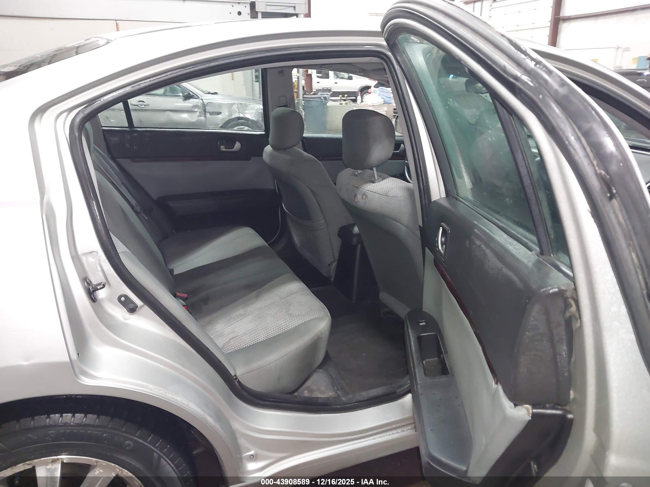 MITSUBISHI GALANT image 8
