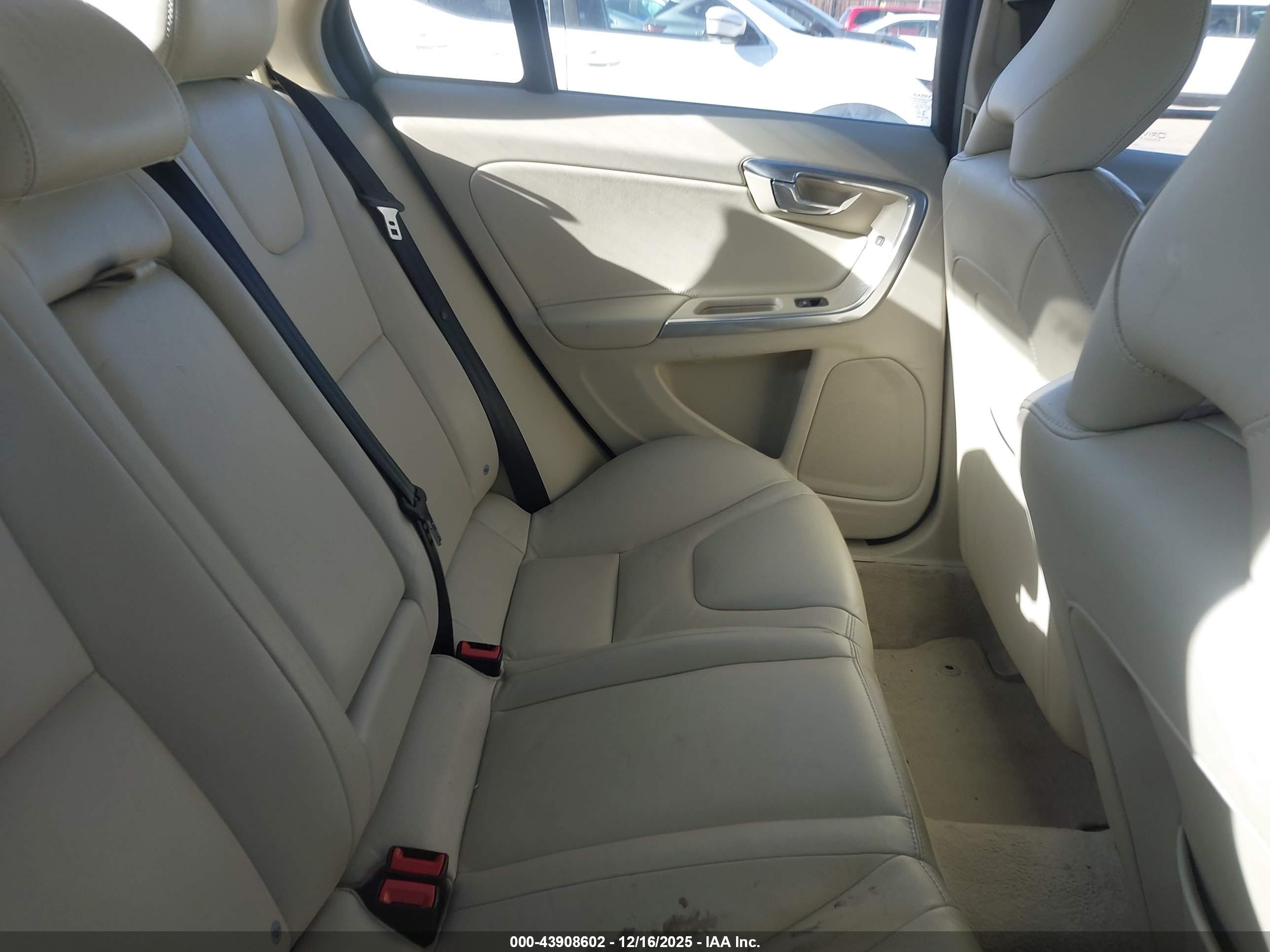 VOLVO S60 image 8
