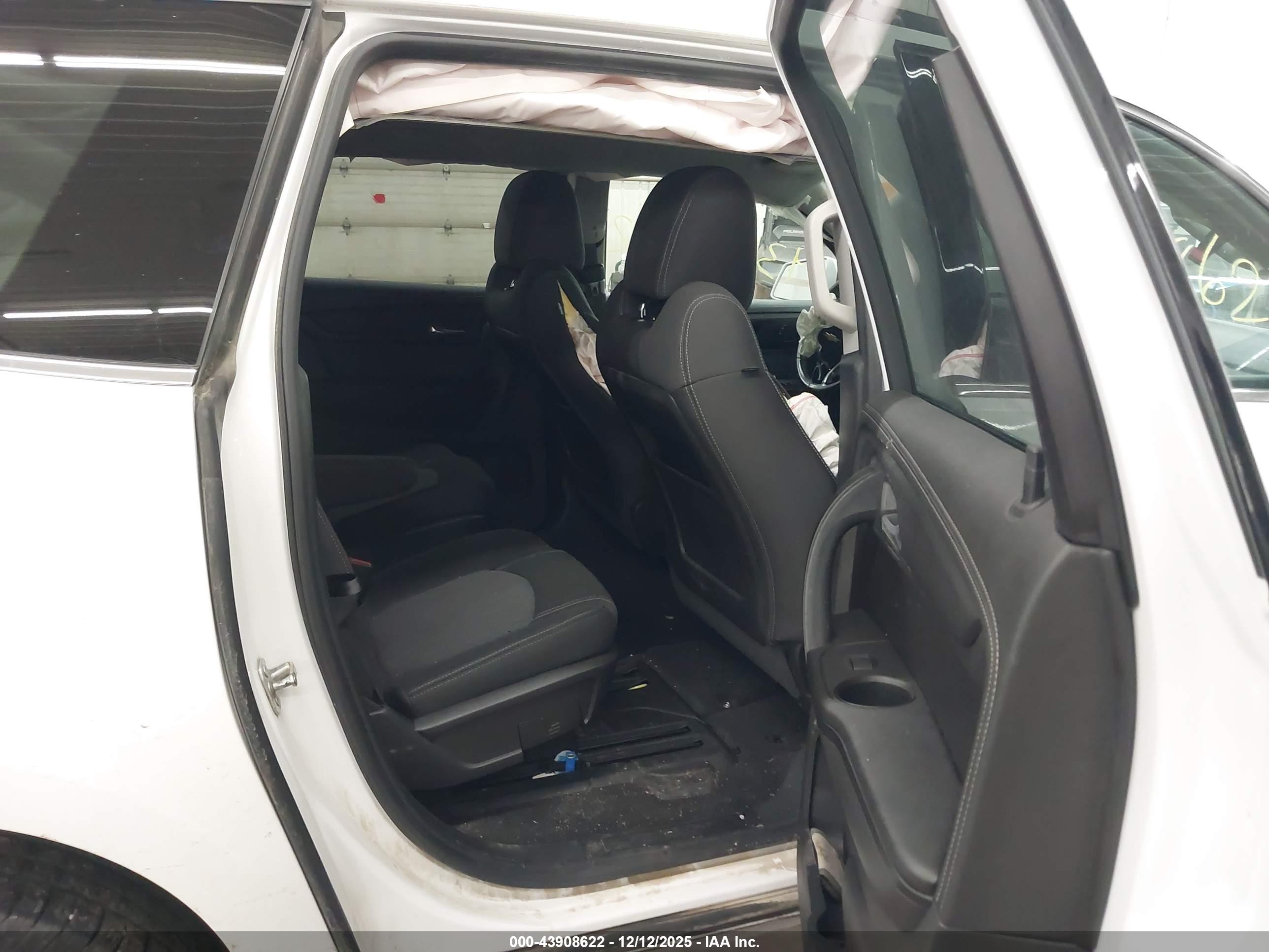 CHEVROLET TRAVERSE image 8
