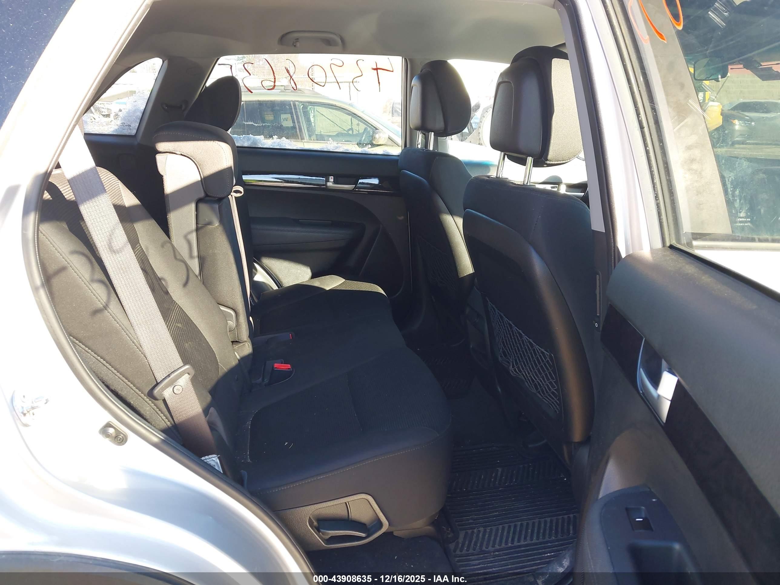 KIA SORENTO image 8
