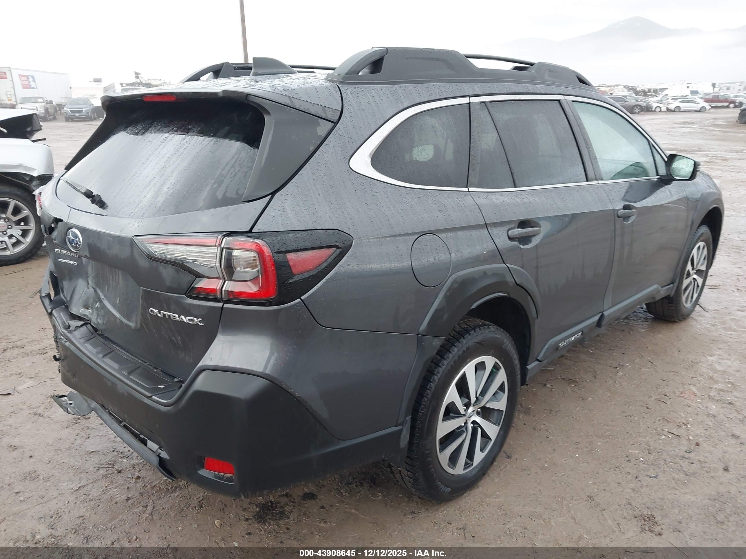 SUBARU OUTBACK image 4