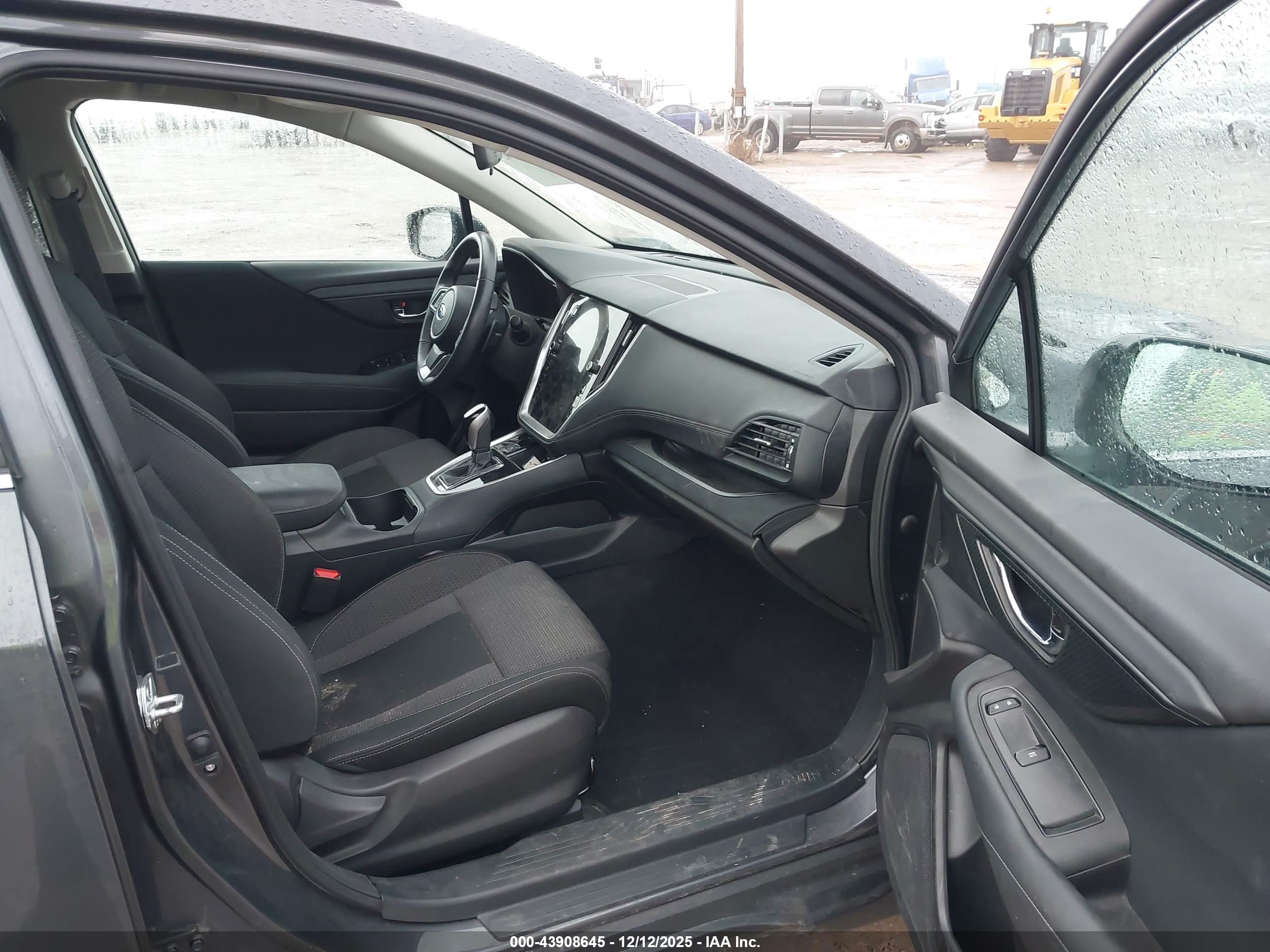 SUBARU OUTBACK image 5