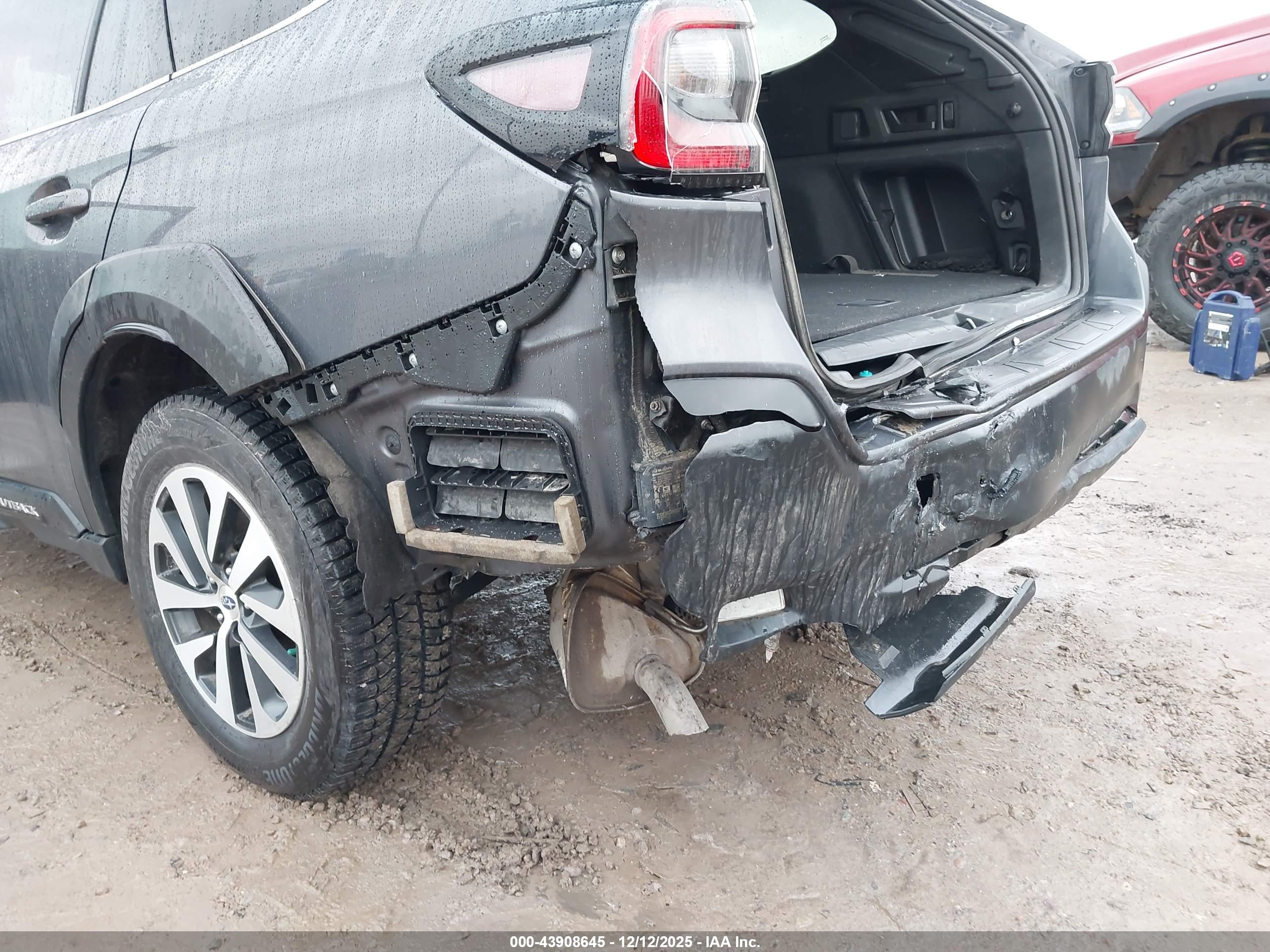SUBARU OUTBACK image 6