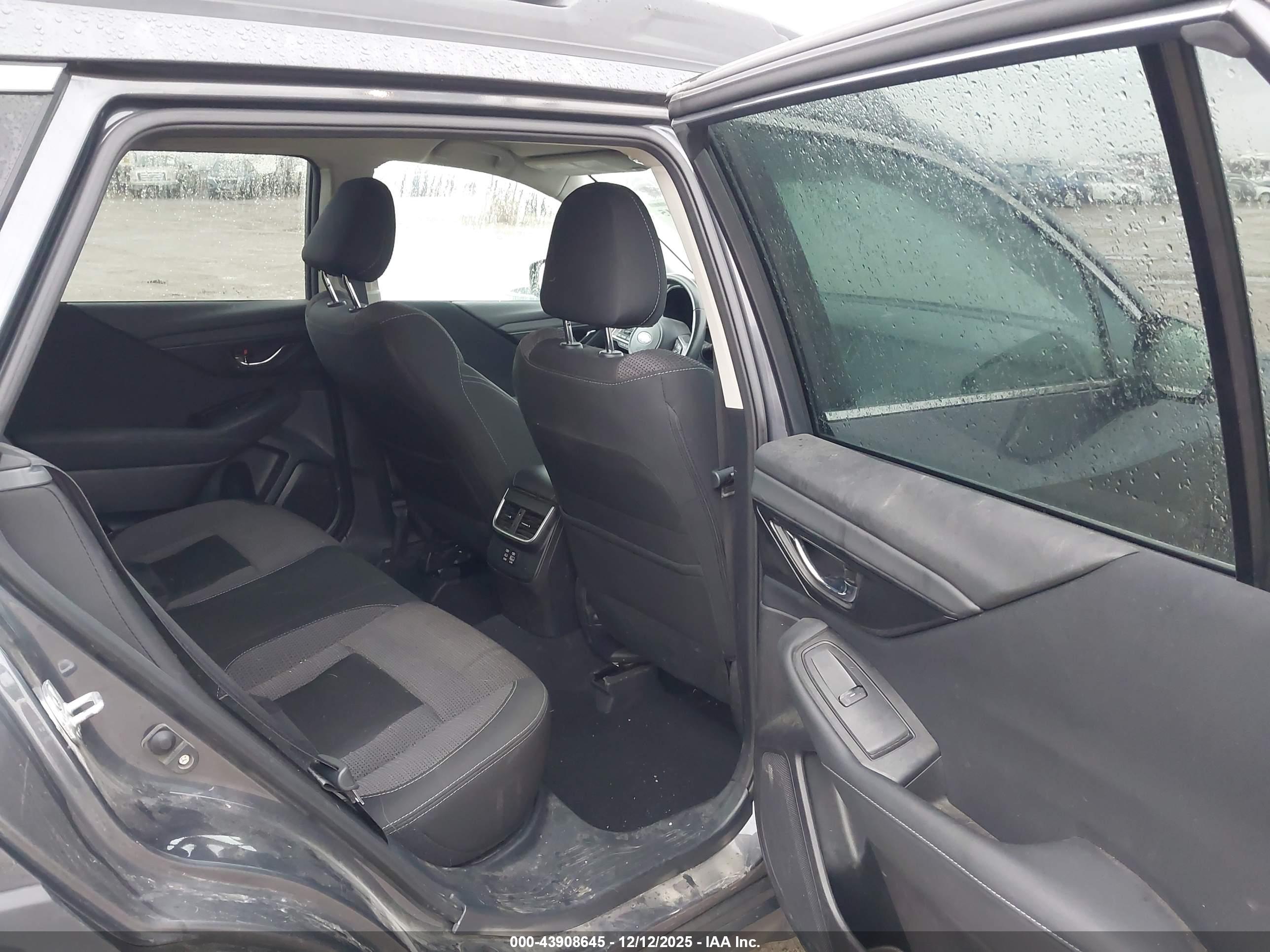 SUBARU OUTBACK image 8
