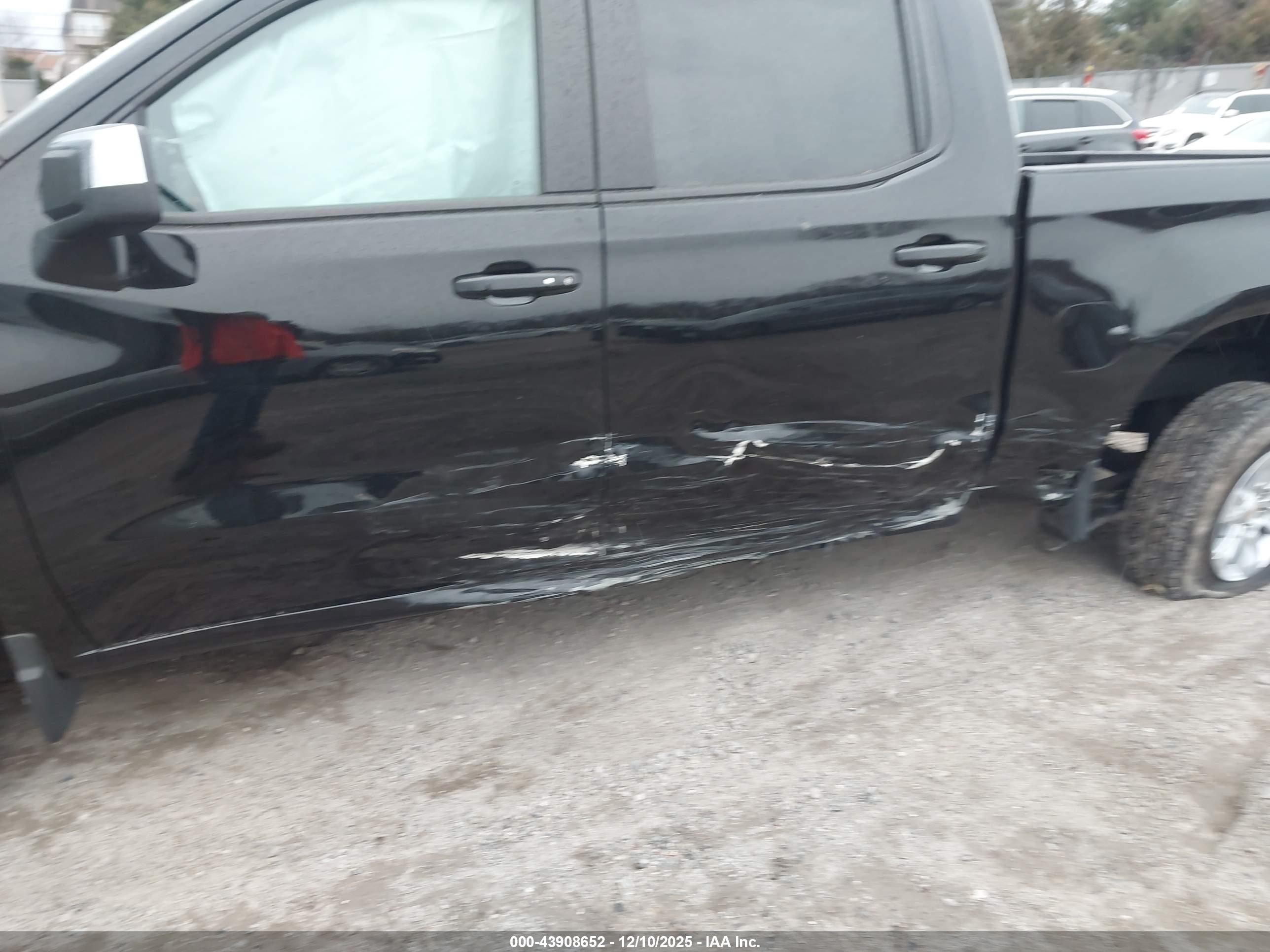 CHEVROLET SILVERADO image 6