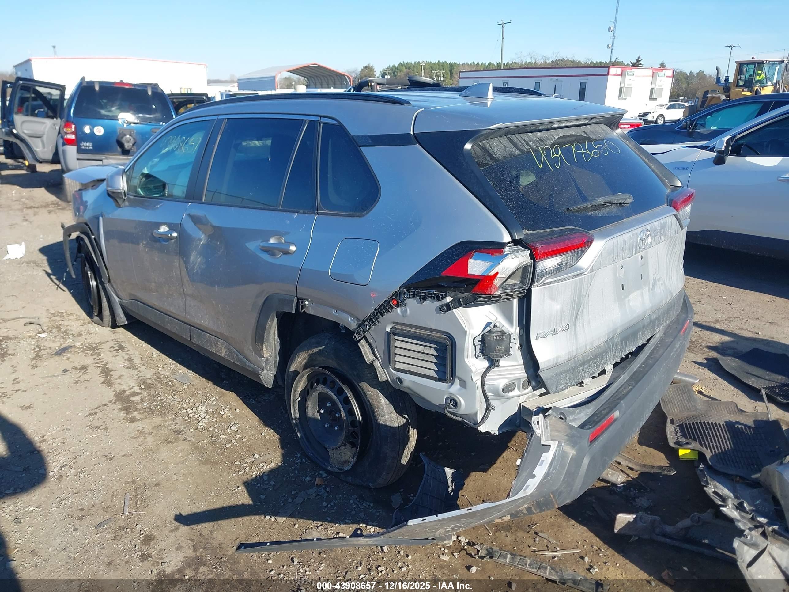 TOYOTA RAV4 image 3