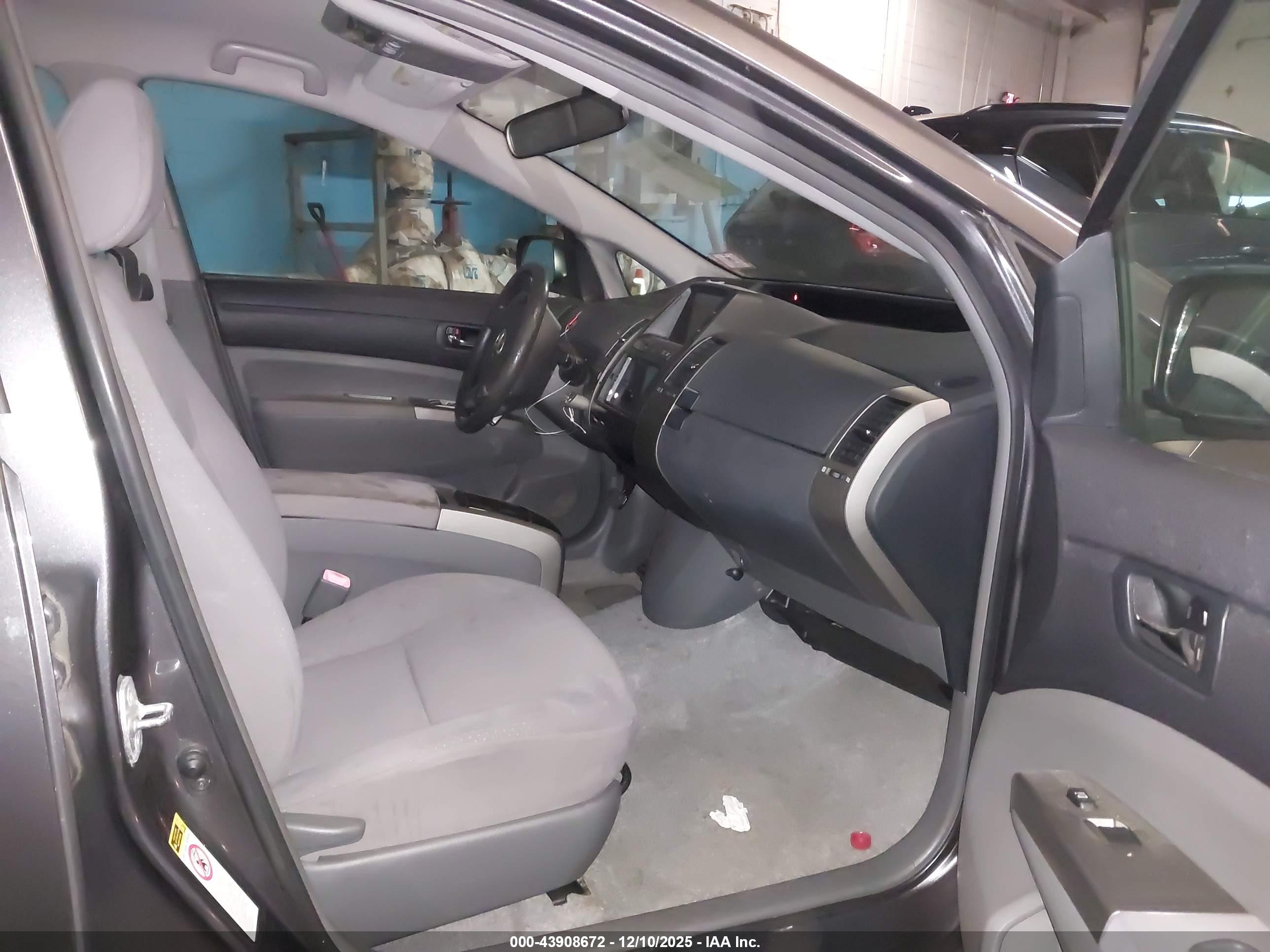 TOYOTA PRIUS image 5
