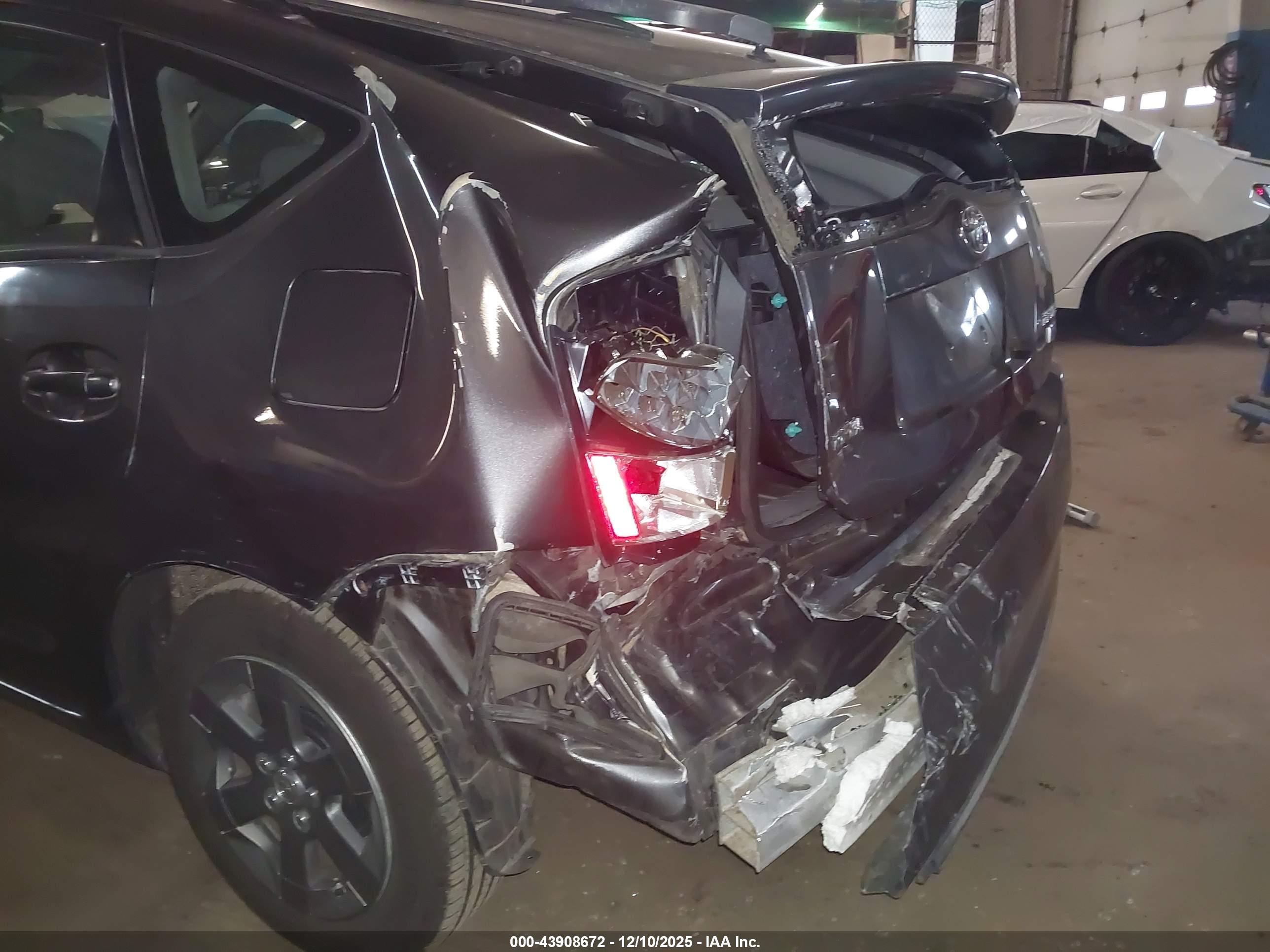 TOYOTA PRIUS image 6