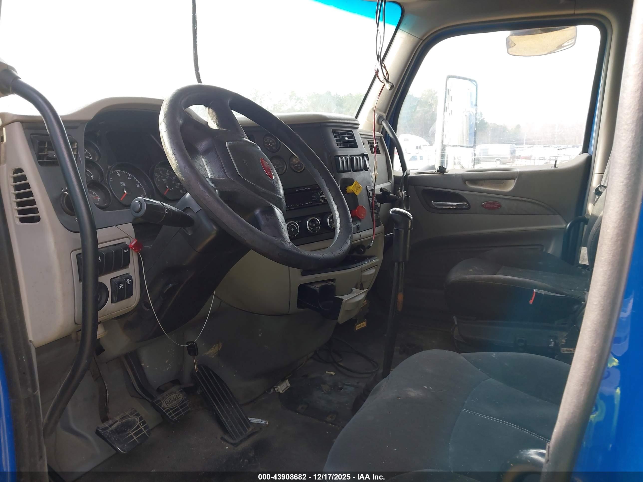 PETERBILT 579 image 8