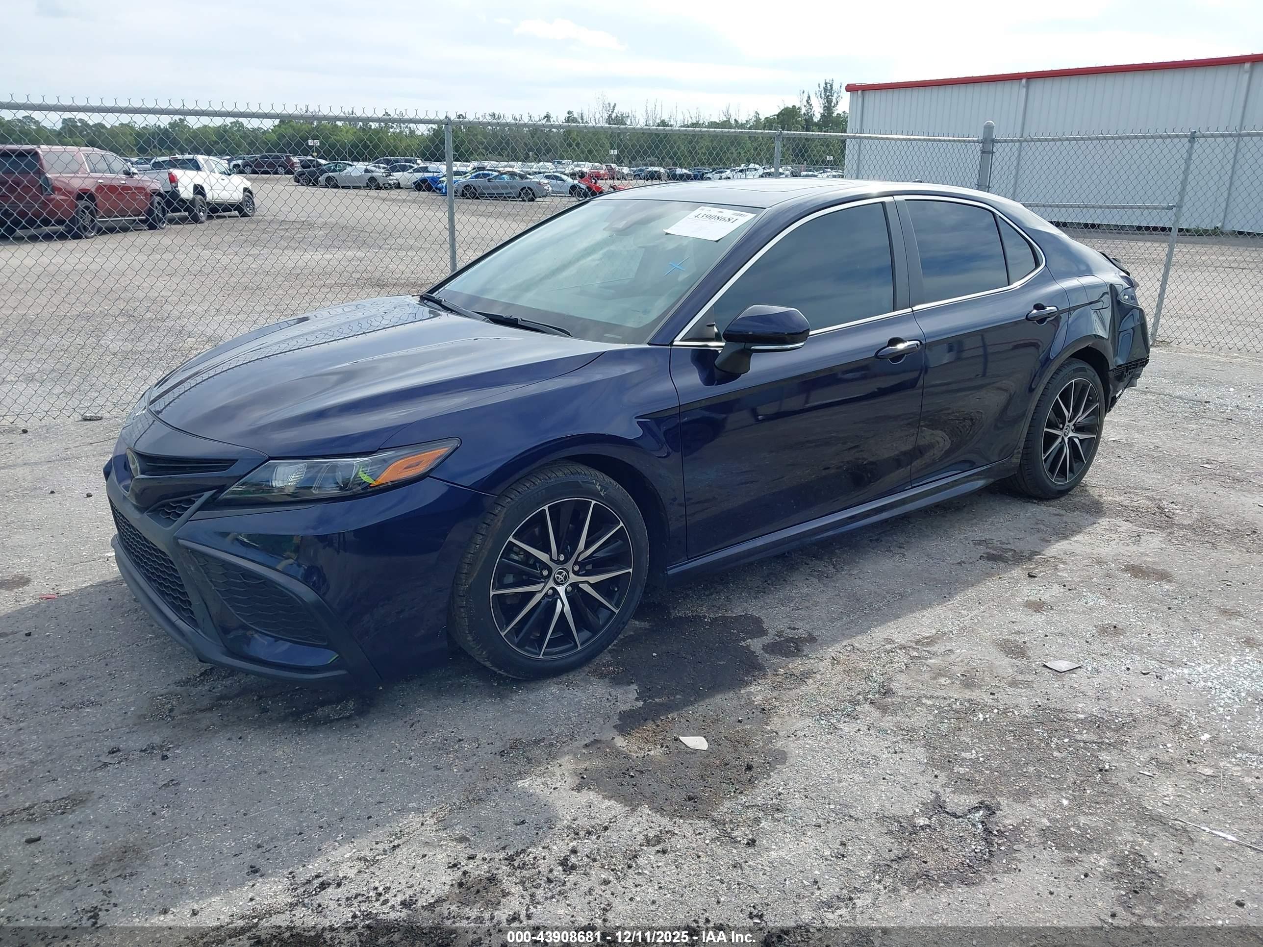 TOYOTA CAMRY image 2