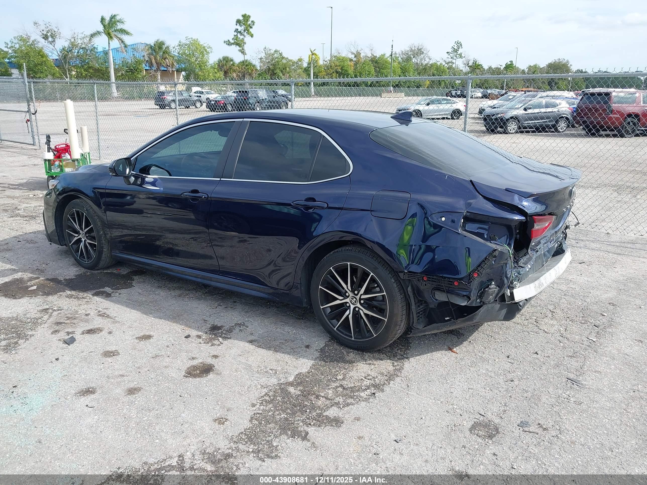 TOYOTA CAMRY image 3