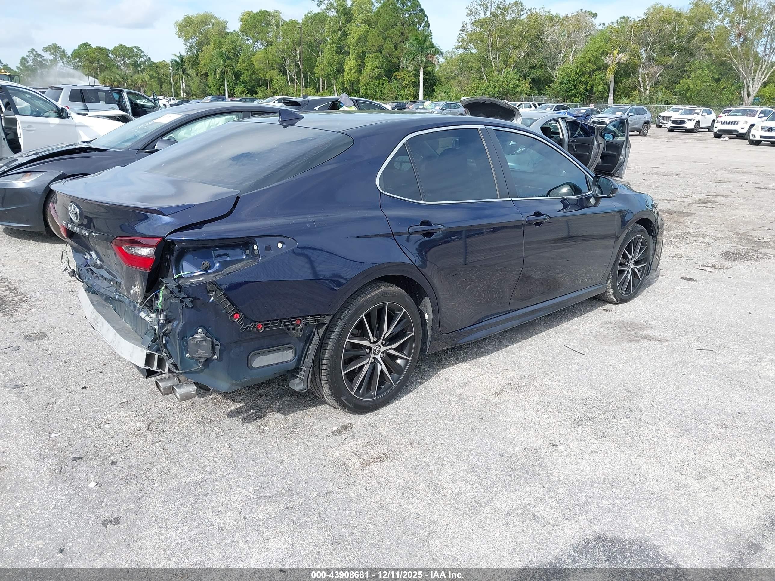 TOYOTA CAMRY image 4