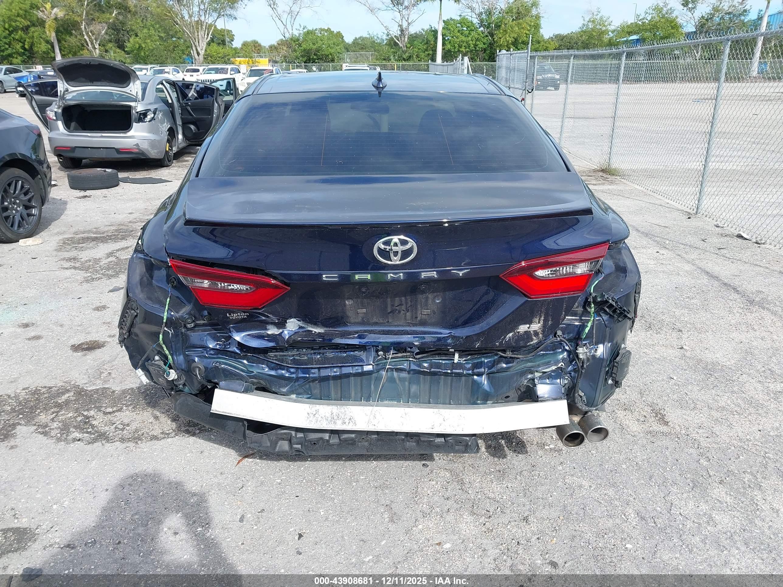 TOYOTA CAMRY image 6