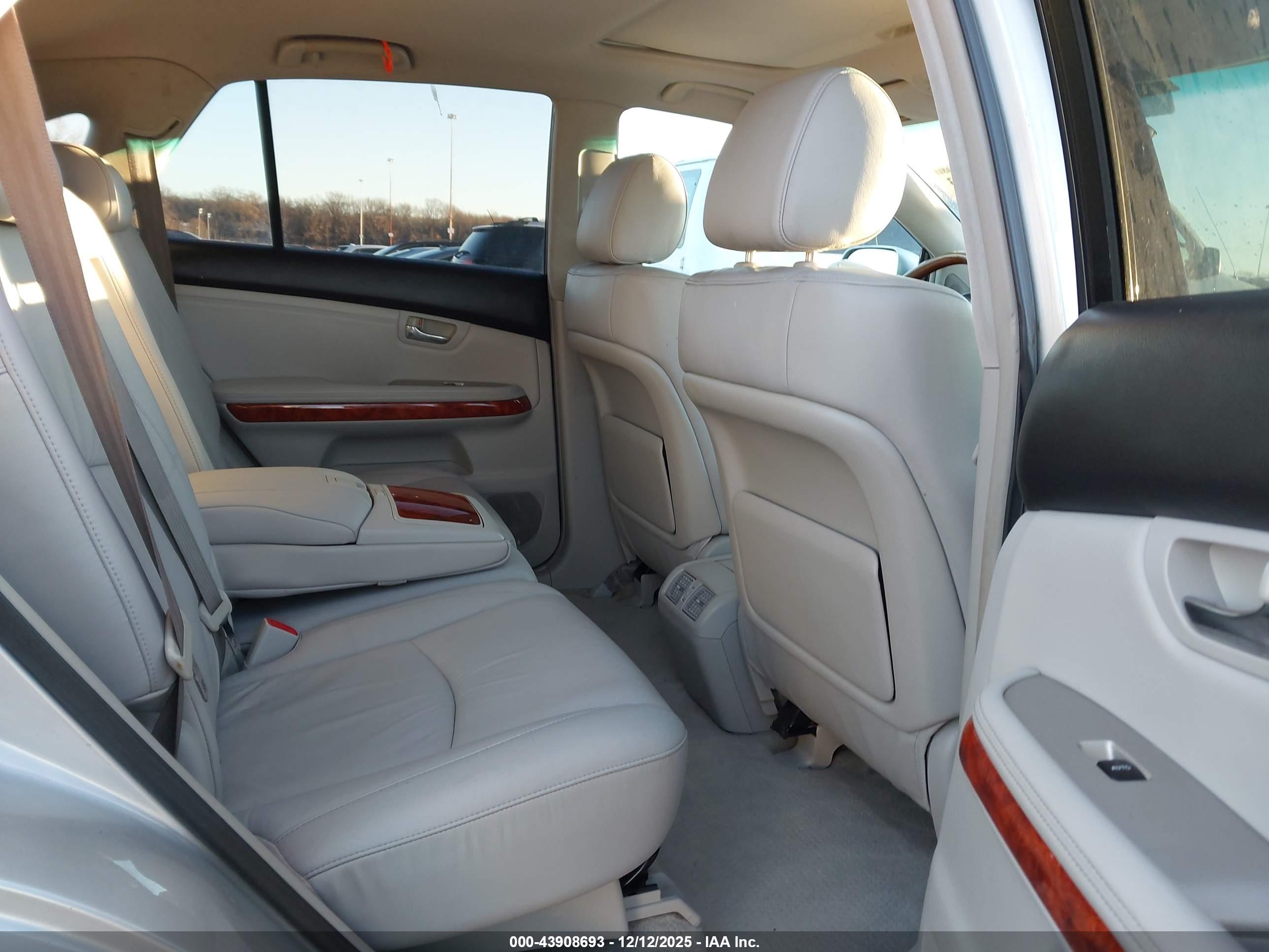 LEXUS RX image 8