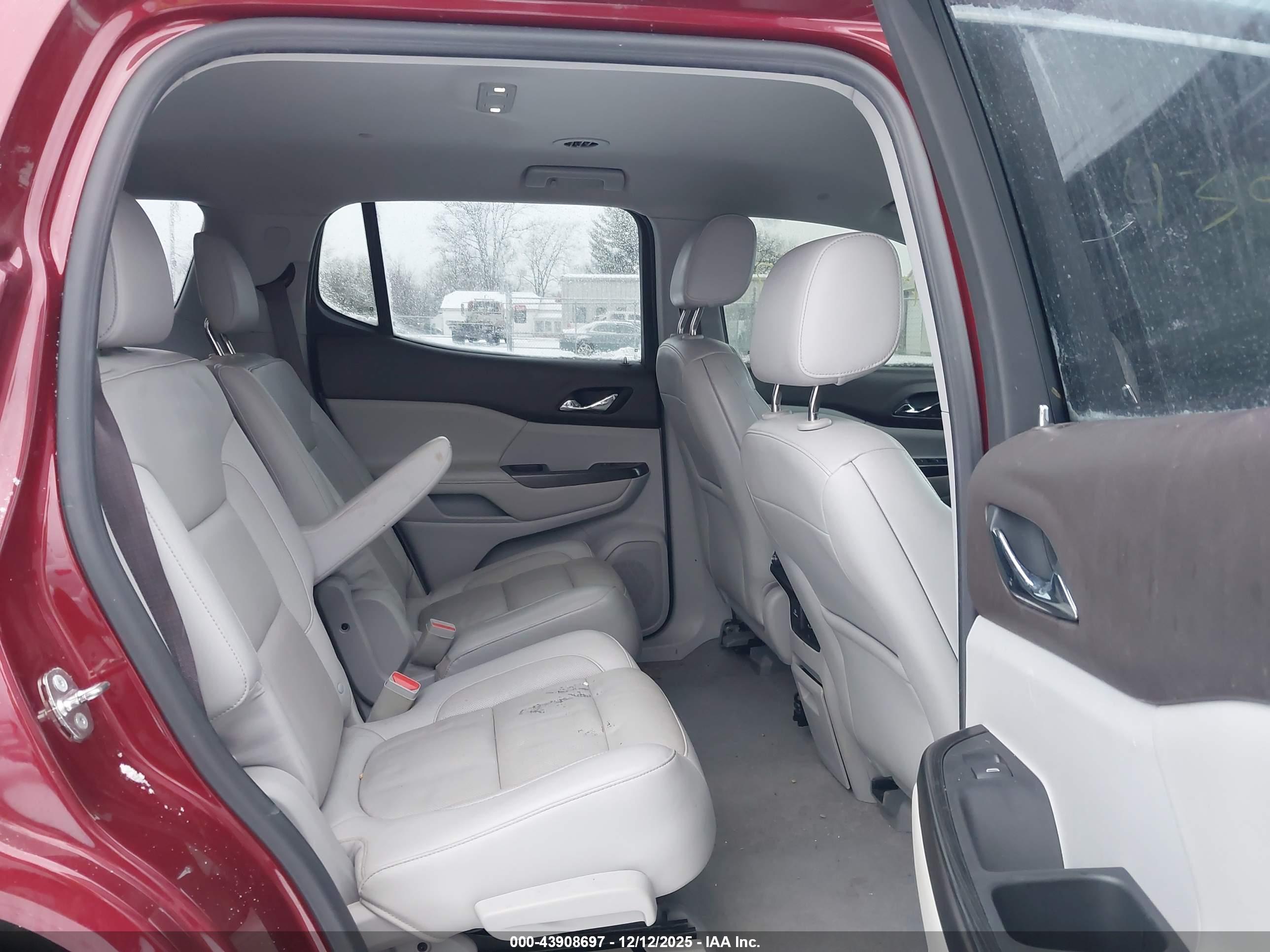 GMC ACADIA image 8