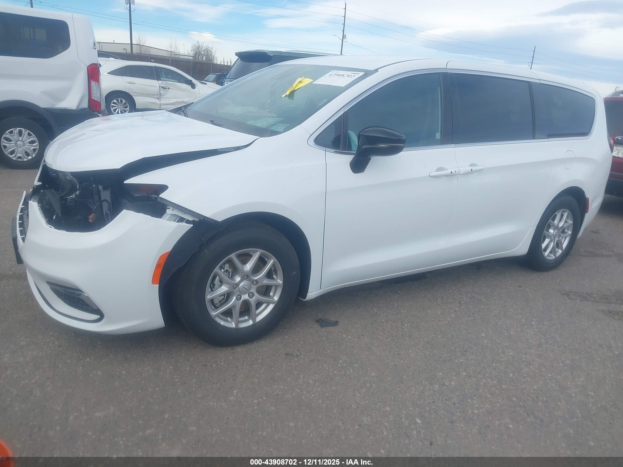 CHRYSLER PACIFICA image 2