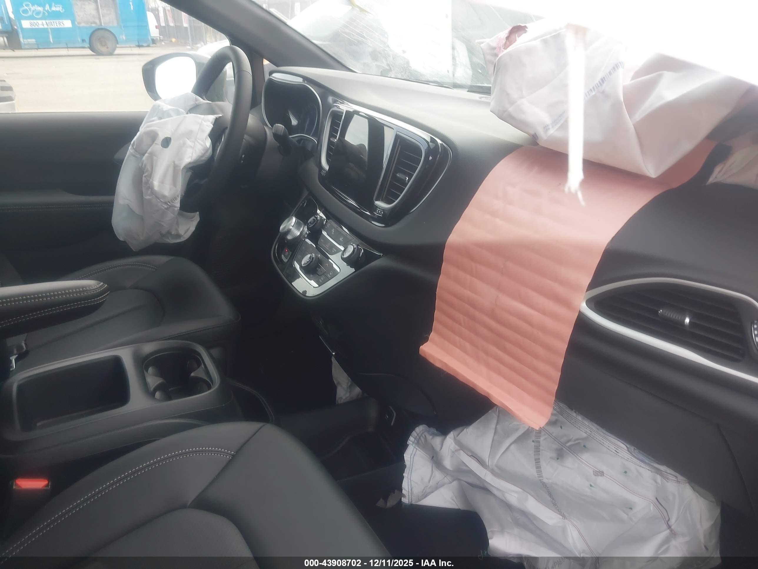 CHRYSLER PACIFICA image 5