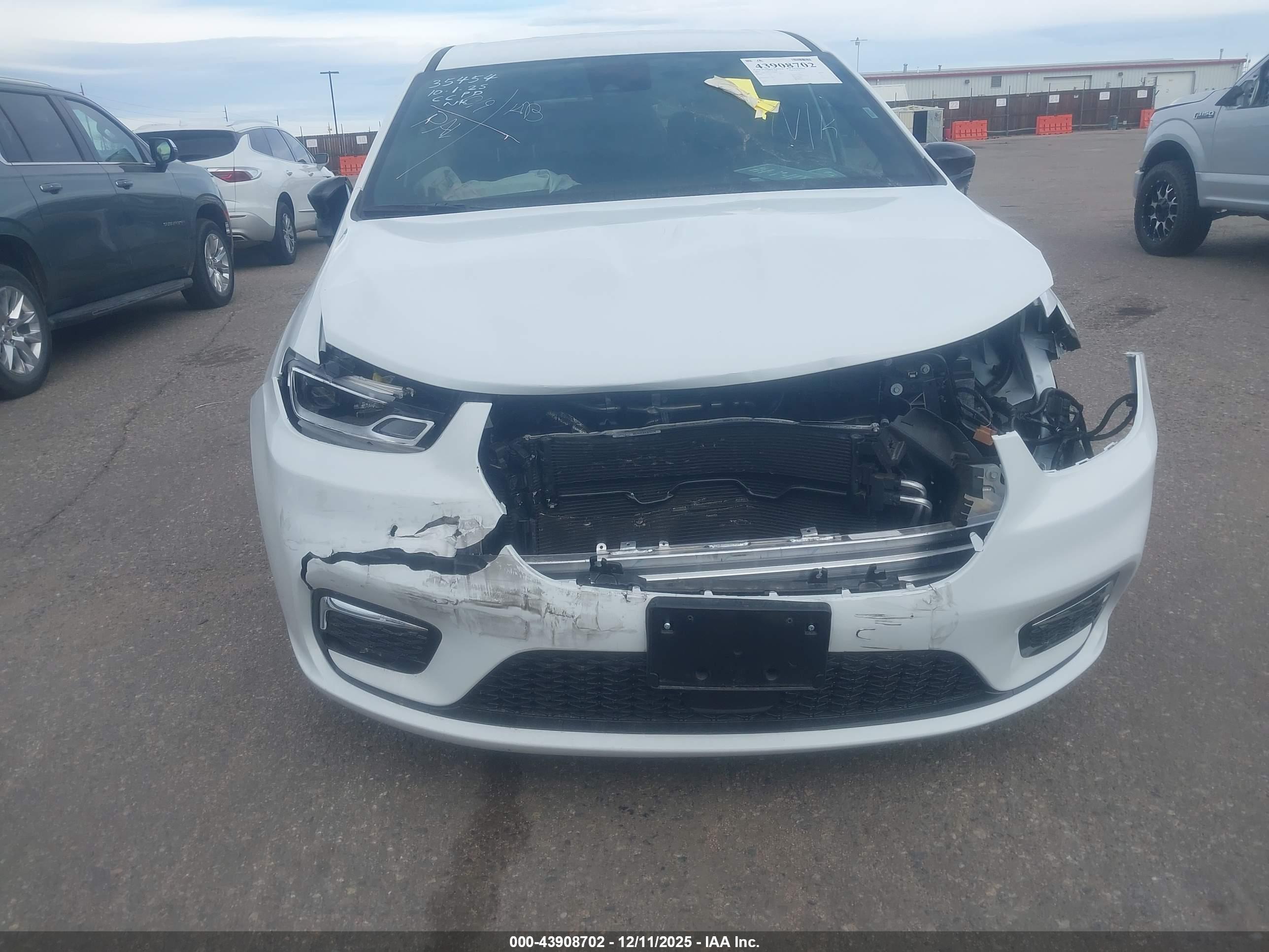 CHRYSLER PACIFICA image 6