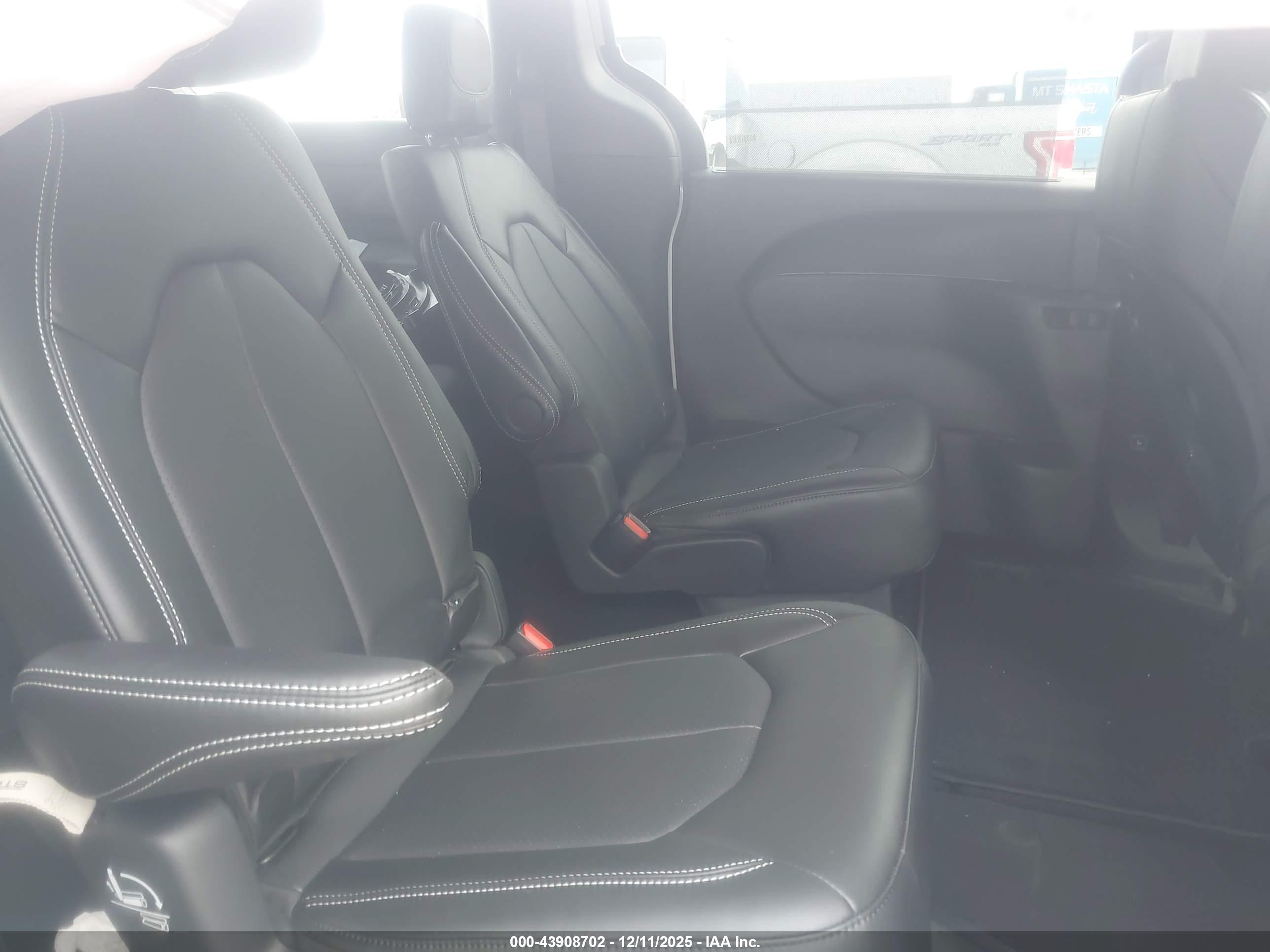 CHRYSLER PACIFICA image 8