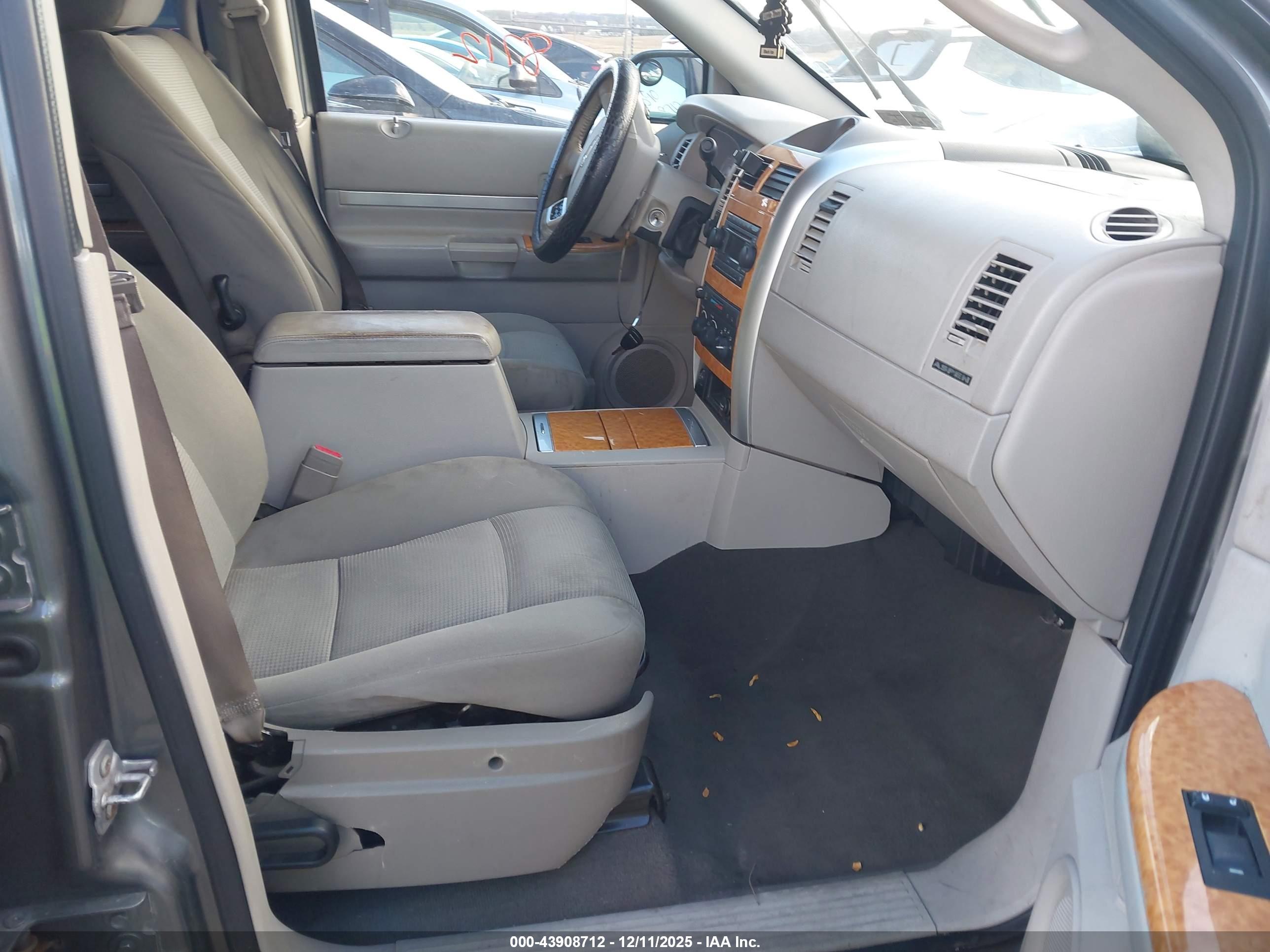 CHRYSLER ASPEN image 5