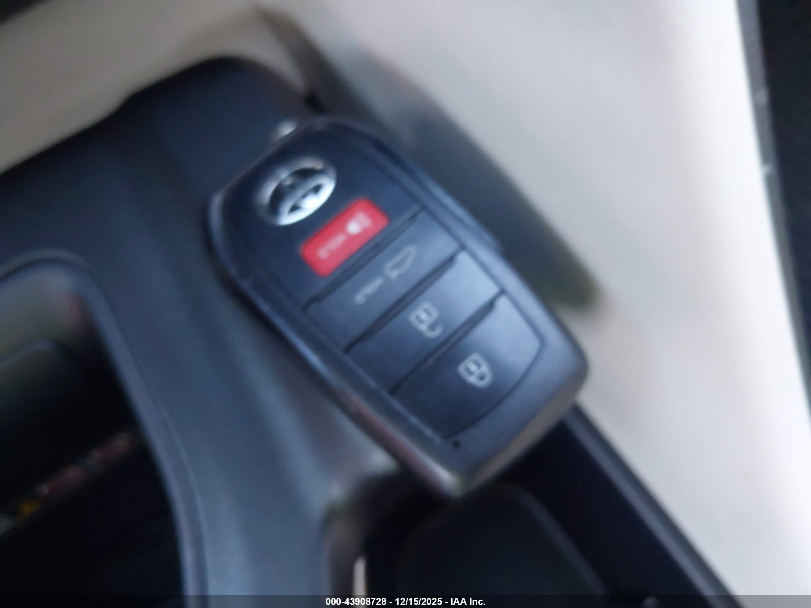 TOYOTA CROWN image 11